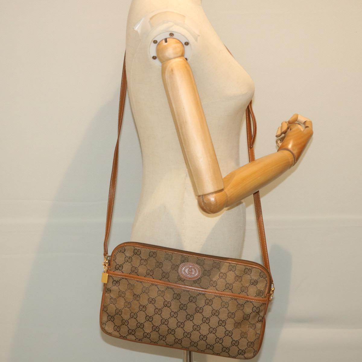 GUCCI GG Canvas Shoulder Bag Beige 004 92 0230 ar10780