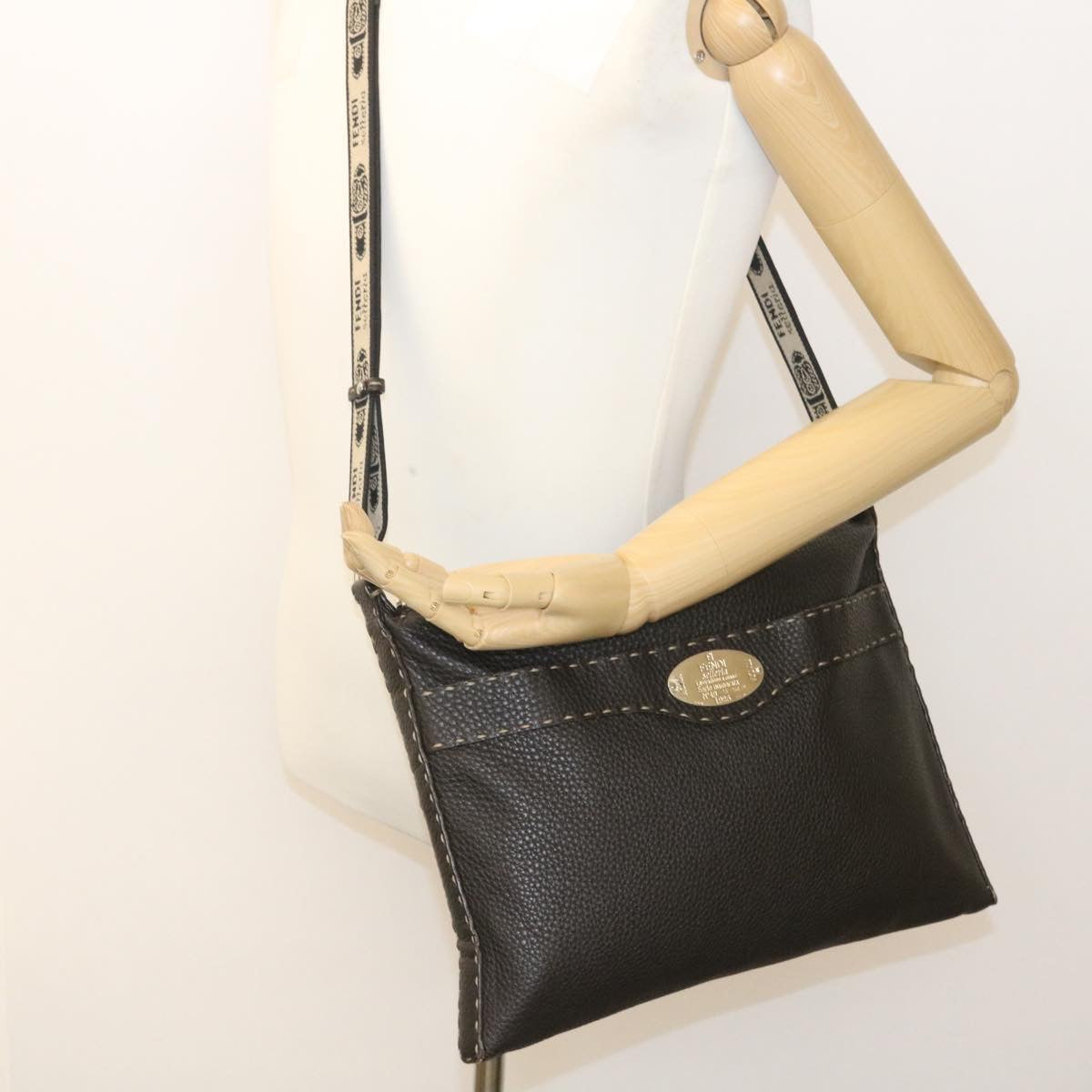FENDI Shoulder Bag Leather Brown ar6319