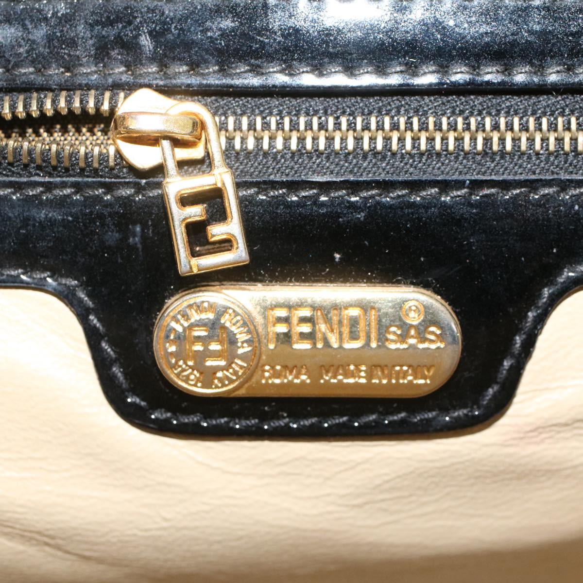 FENDI Shoulder Bag Patent leather Black ar9850