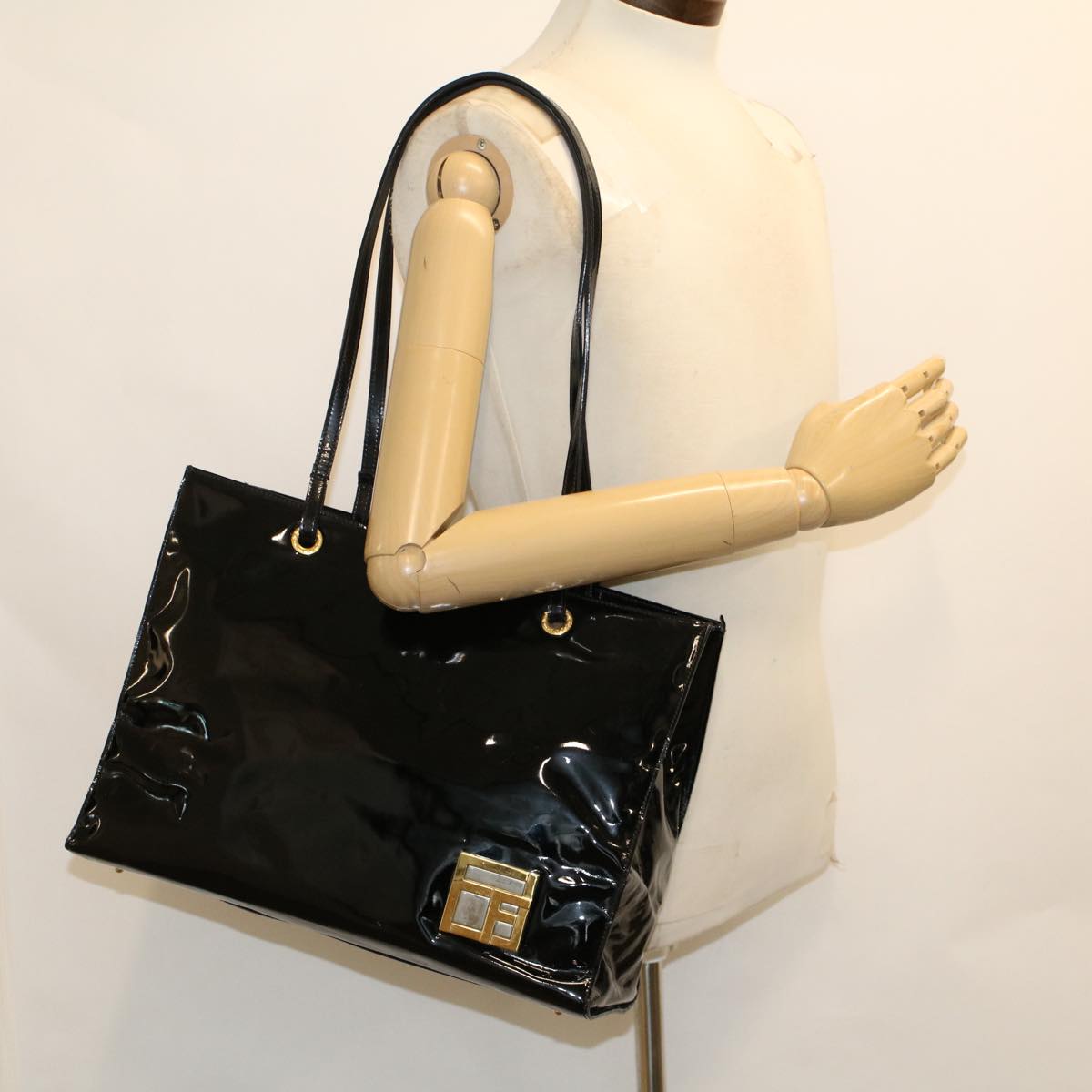 FENDI Shoulder Bag Patent leather Black ar9850