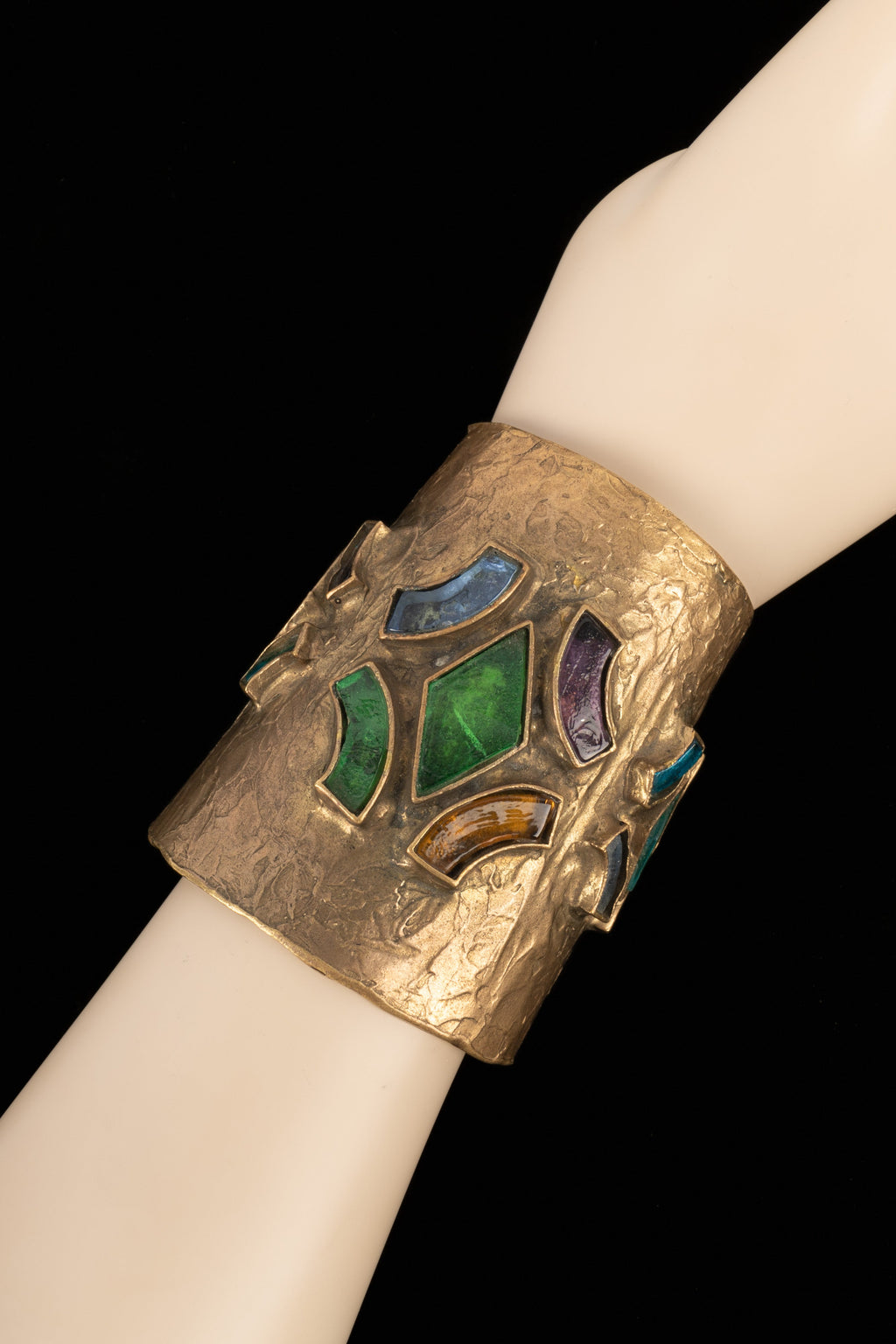 Bracelet manchette Chanel par Goossens