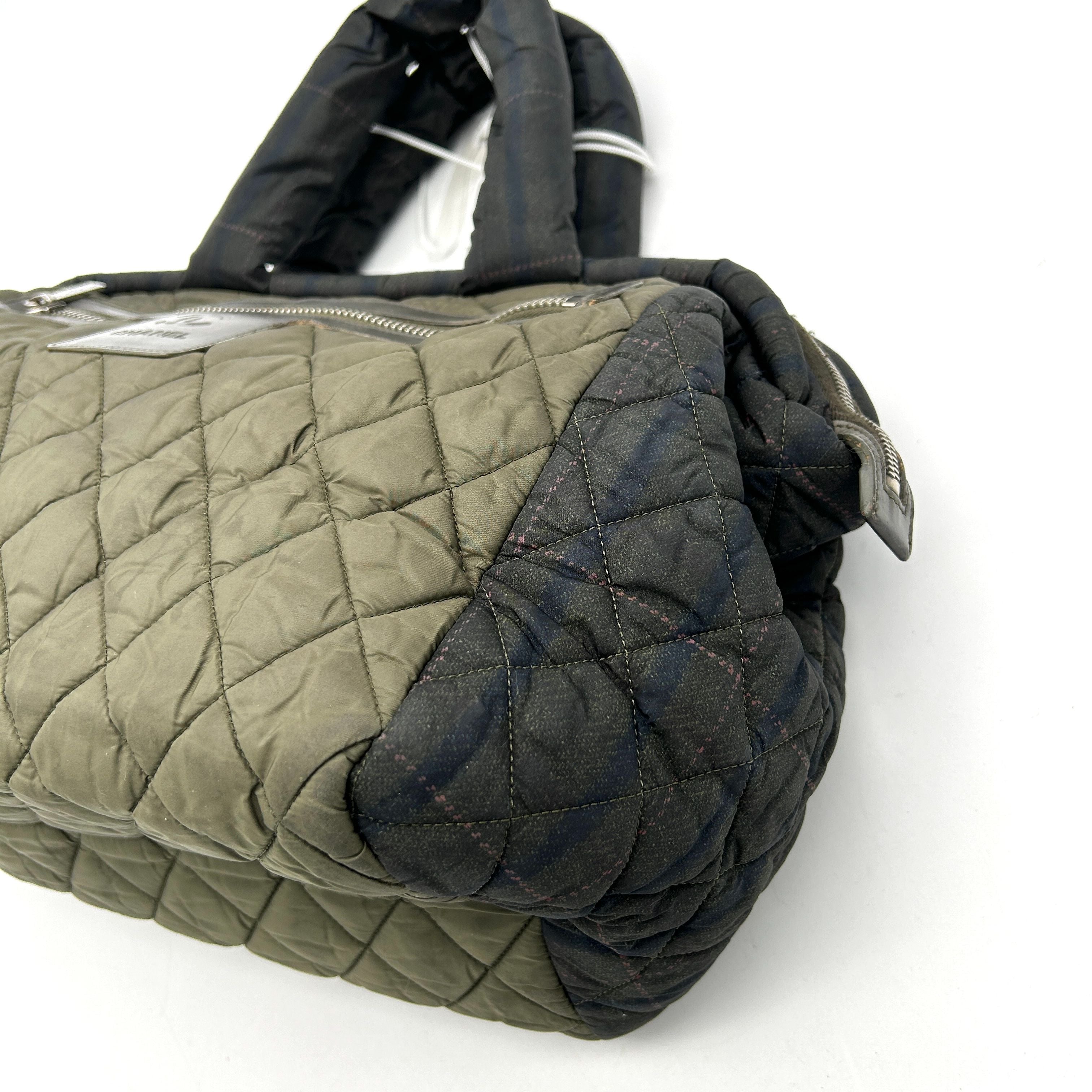 Cocoon cloth handbag Chanel Green in Cloth LA6354