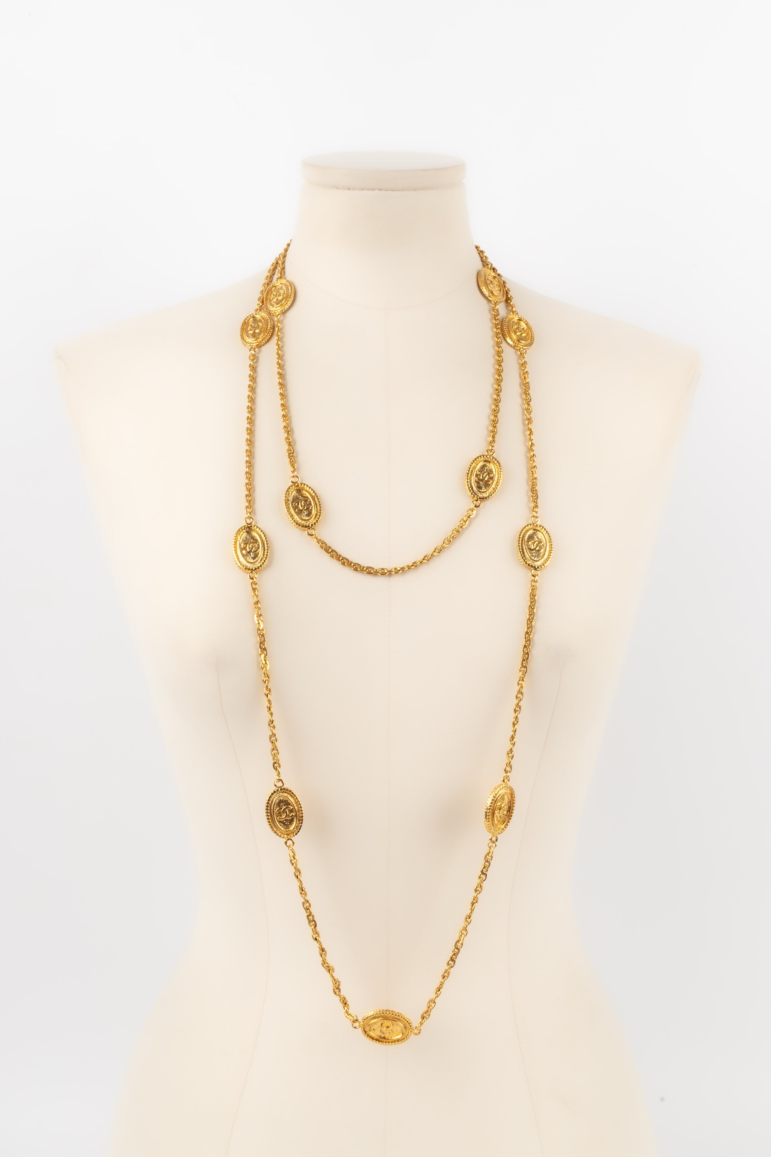 Collier / Sautoir en mÃƒÆ’Ã‚Â©tal dorÃƒÆ’Ã‚Â© Chanel 1980's