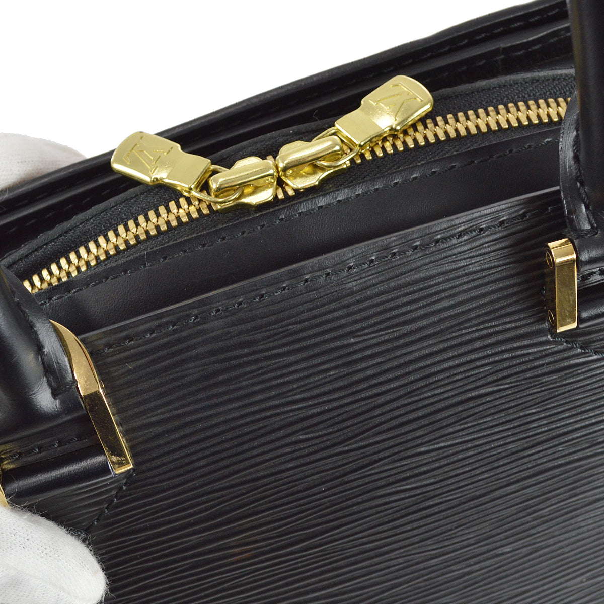 Louis Vuitton 2001 Black Epi Pont Neuf M52052