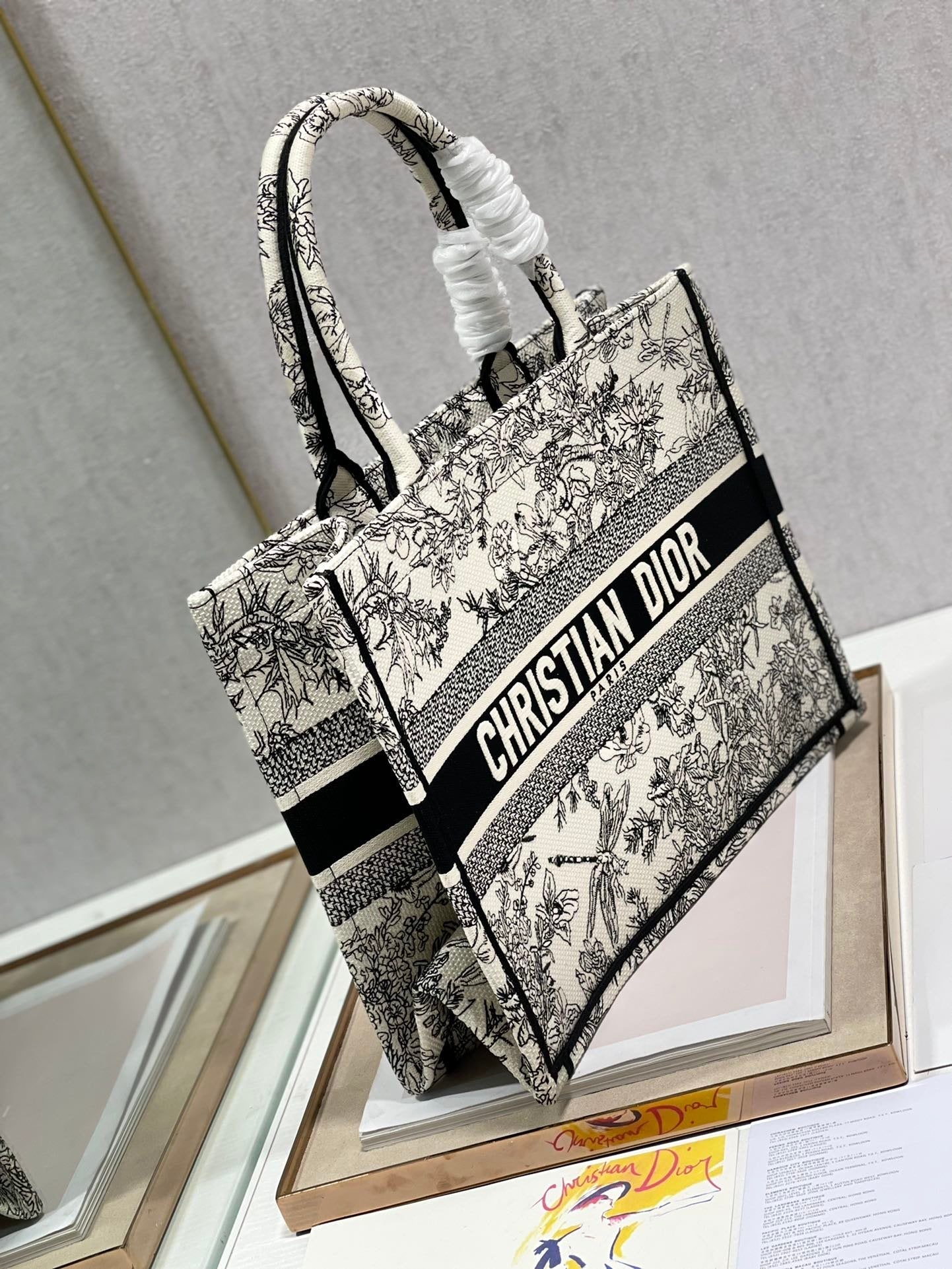 GLAMI MeGLAMIum Book Tote Blue Toile de Jouy GlamIowers Embroidery, Blue/White, For Women WomenÃ¢â‚¬â„¢s Handbags, Shoulder Bags, 36cm CD