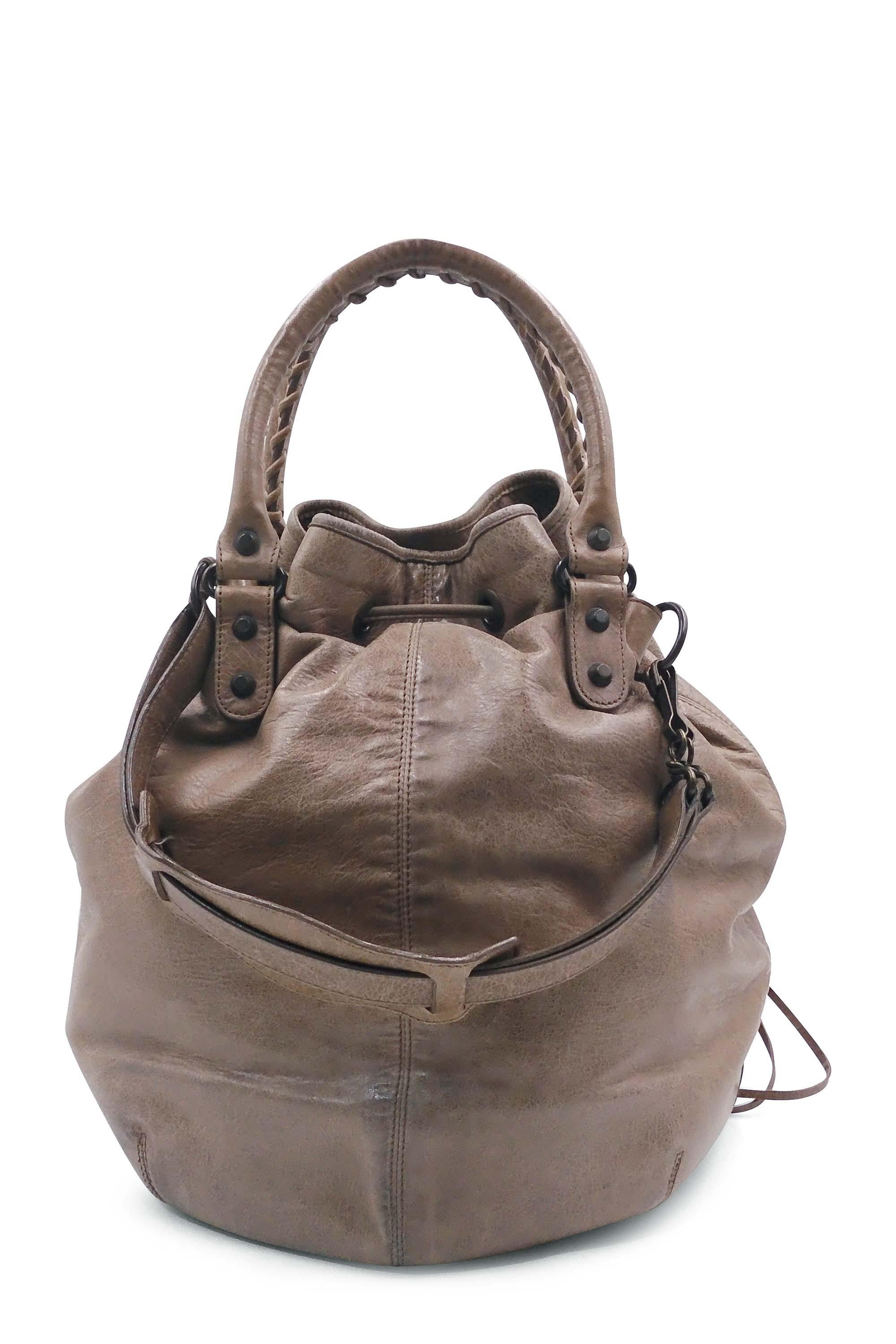 Classic Pompon Bag Noix
