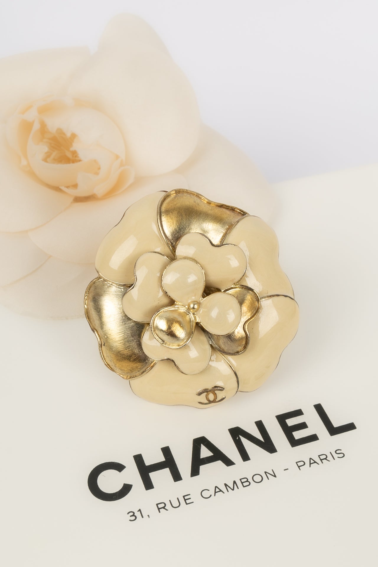 Broche camÃƒÆ’Ã‚Â©lia Chanel Printemps 2007