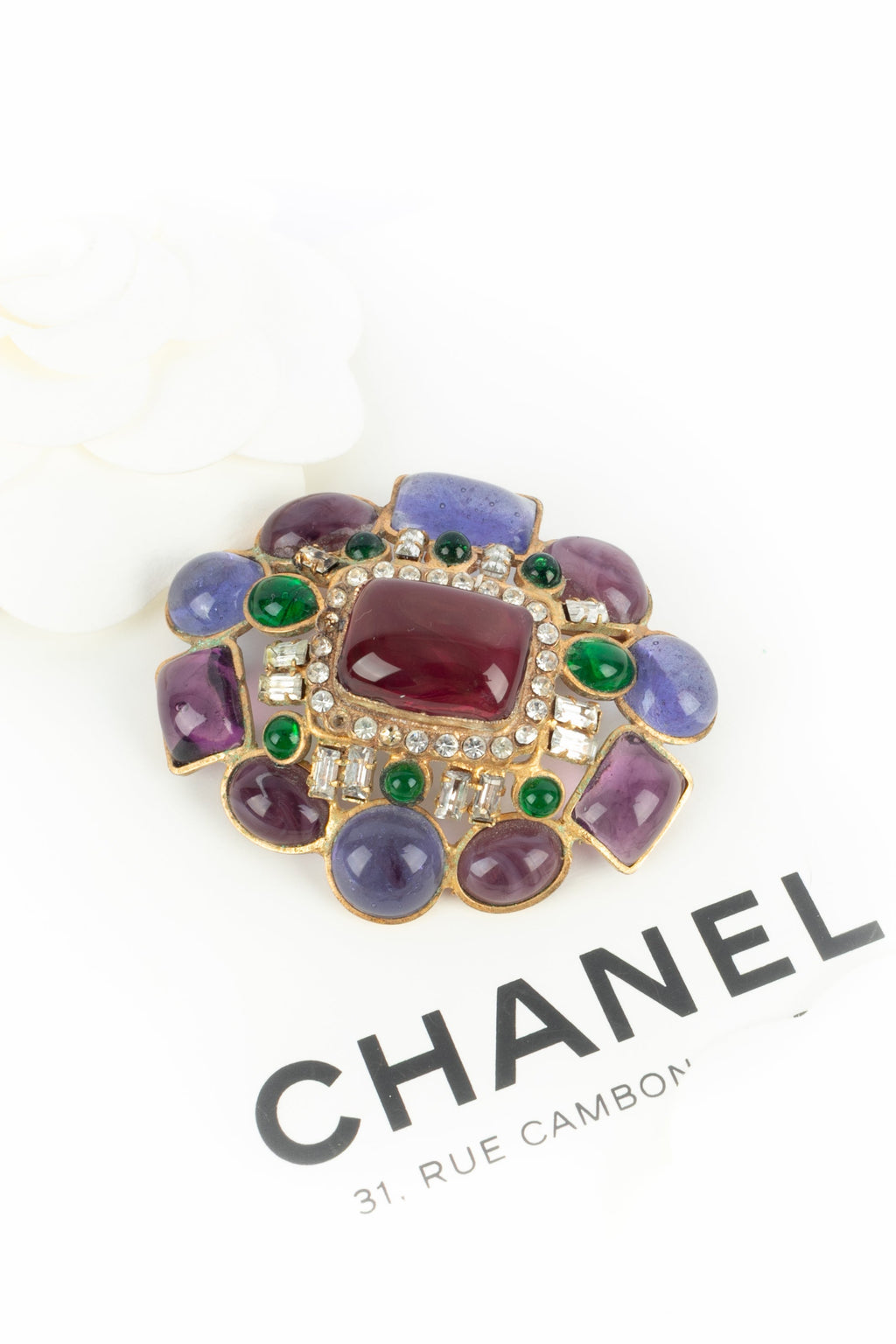 Broche en pâte de verre Chanel