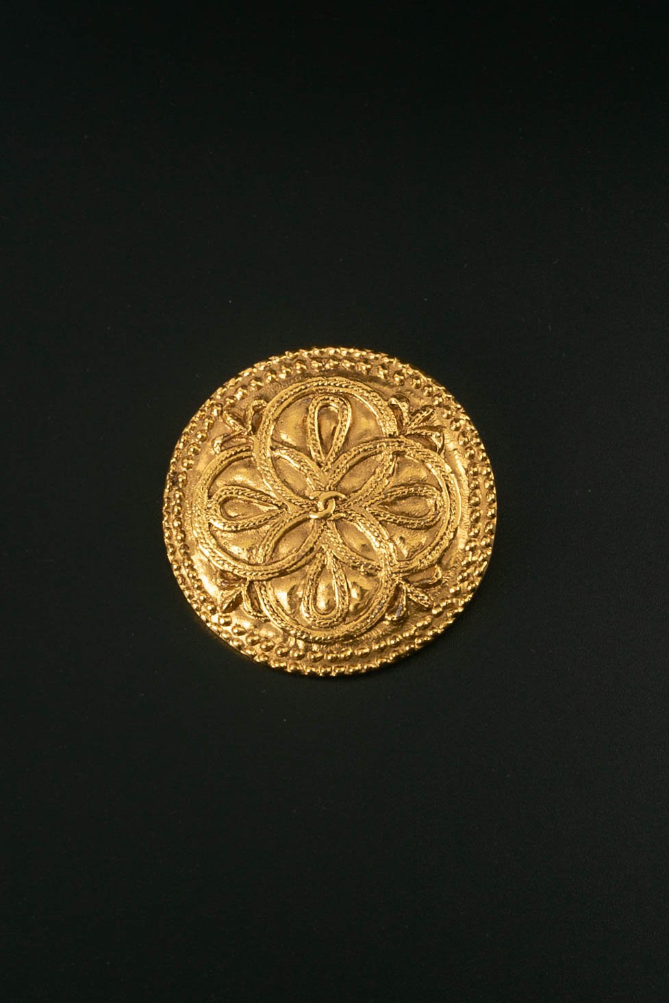 Broche en mÃƒÆ’Ã‚Â©tal dorÃƒÆ’Ã‚Â© Chanel
