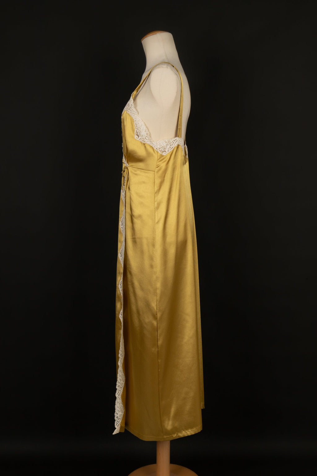 DÃƒÆ’Ã‚Â©shabillÃƒÆ’Ã‚Â© en satin  Nina Ricci