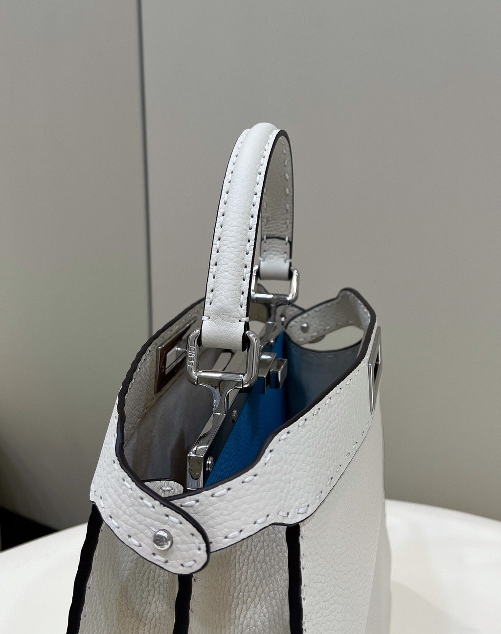 FI GlamI ISeeU MeGLAMIum White For Women, Handbags, Shoulder Bags 13.1in/33.5cm FF
