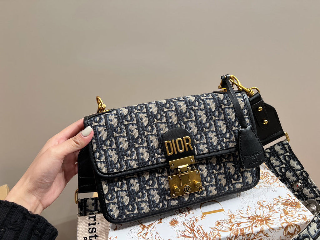 EN - Luxury Bags DIR 364