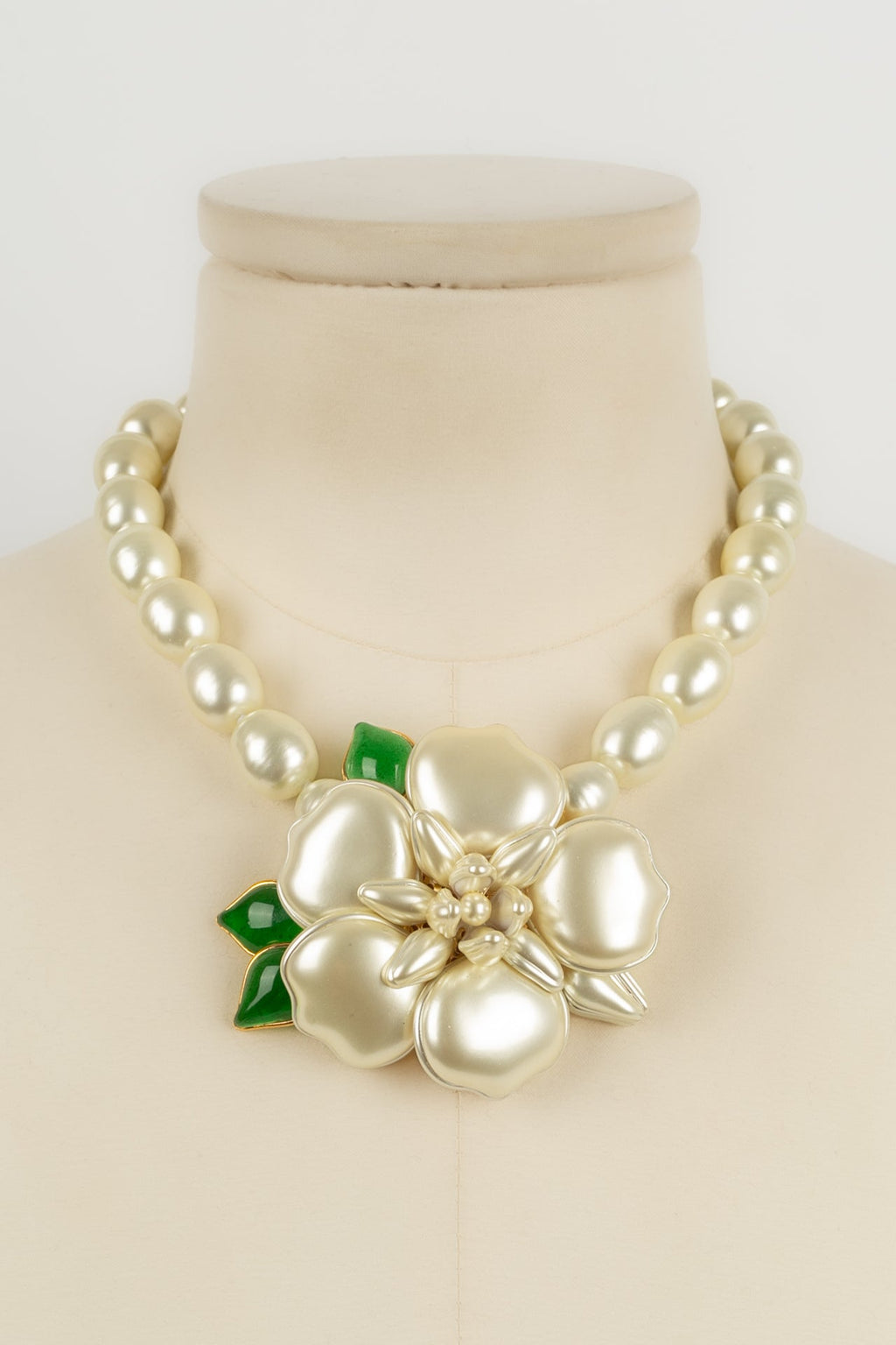 Collier Augustine