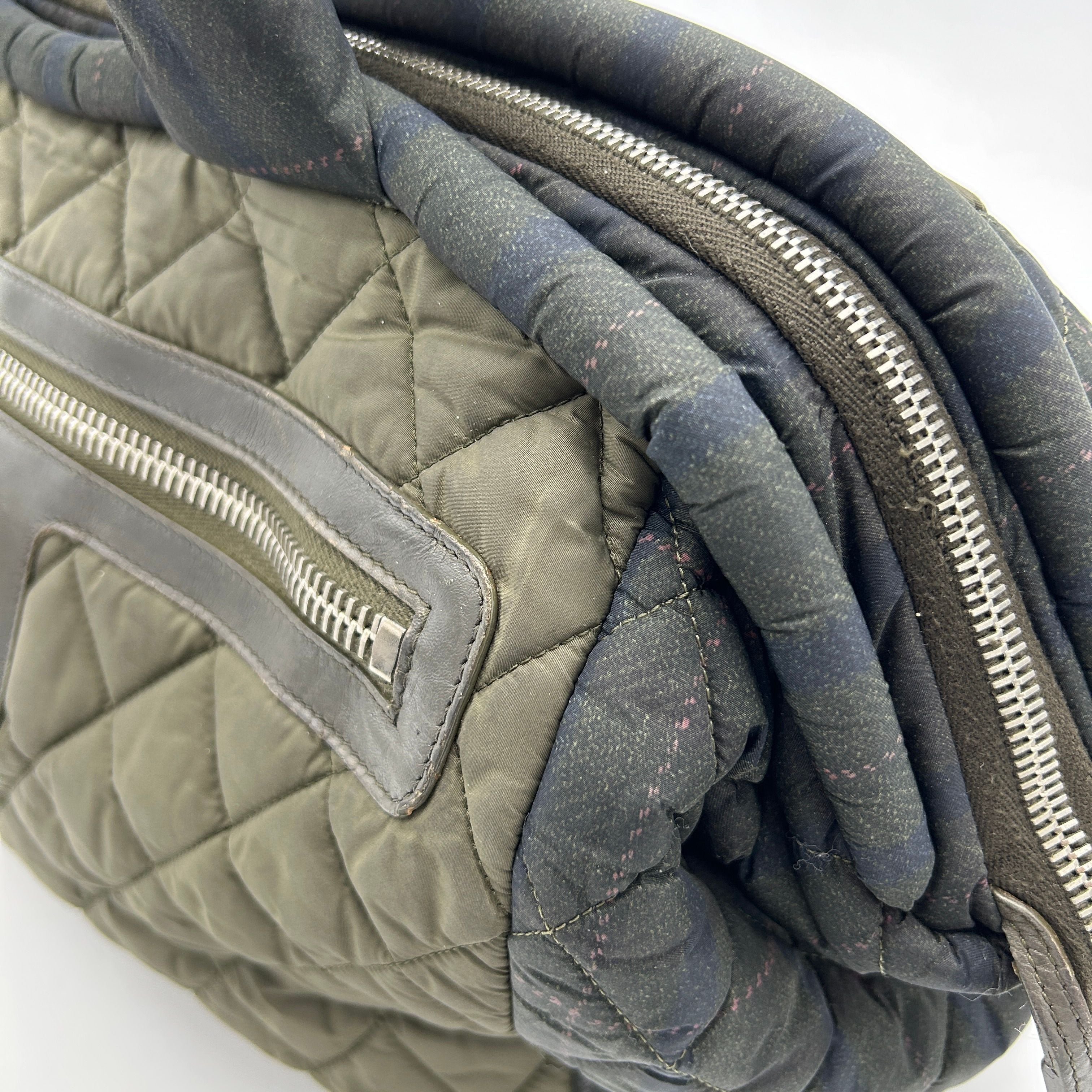 Cocoon cloth handbag Chanel Green in Cloth LA6354
