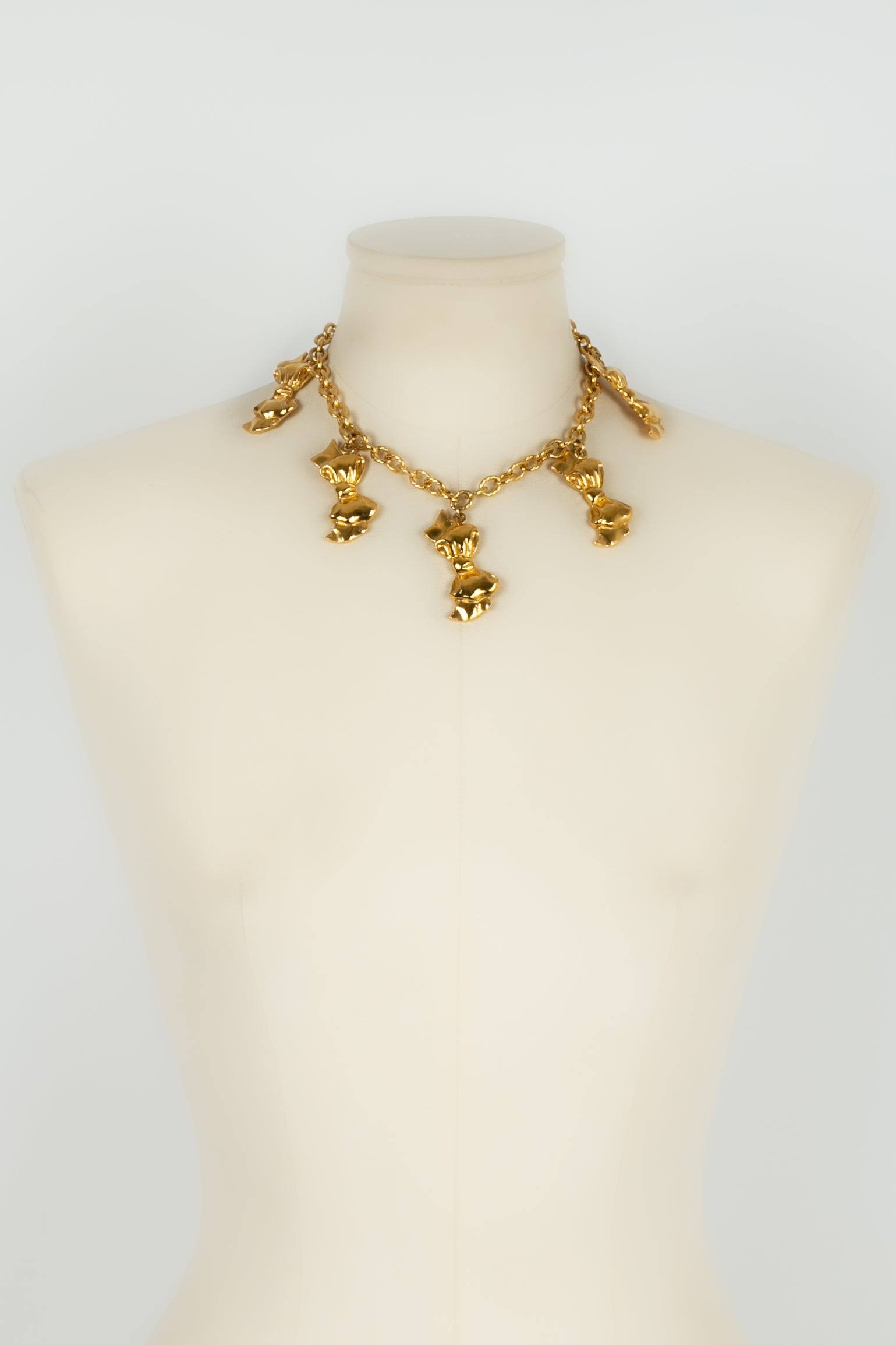 Collier doré Chanel