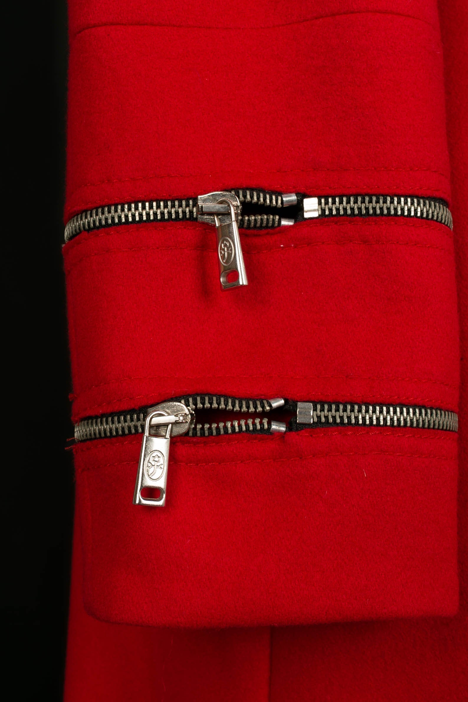 Manteau rouge JC de Castelbajac