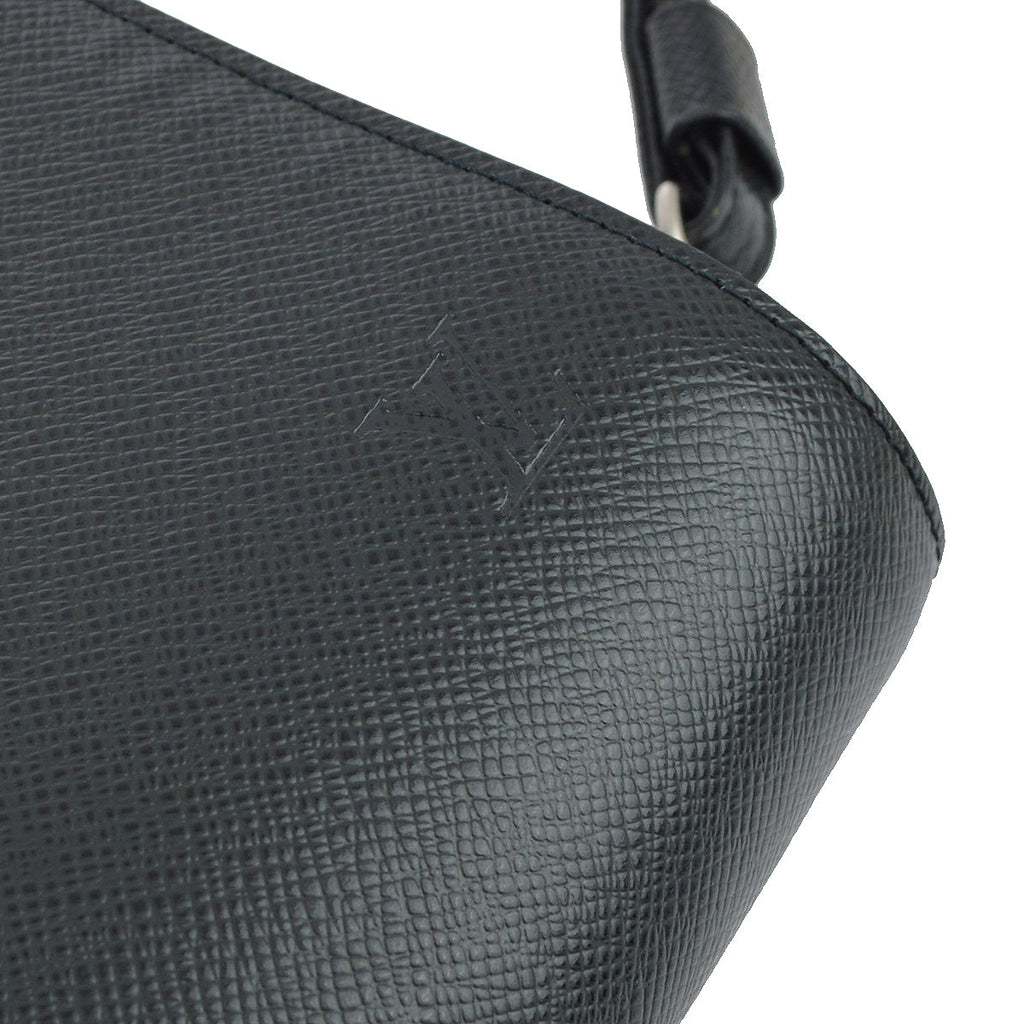 Louis Vuitton Black Taiga Baikal Clutch Handbag M30182