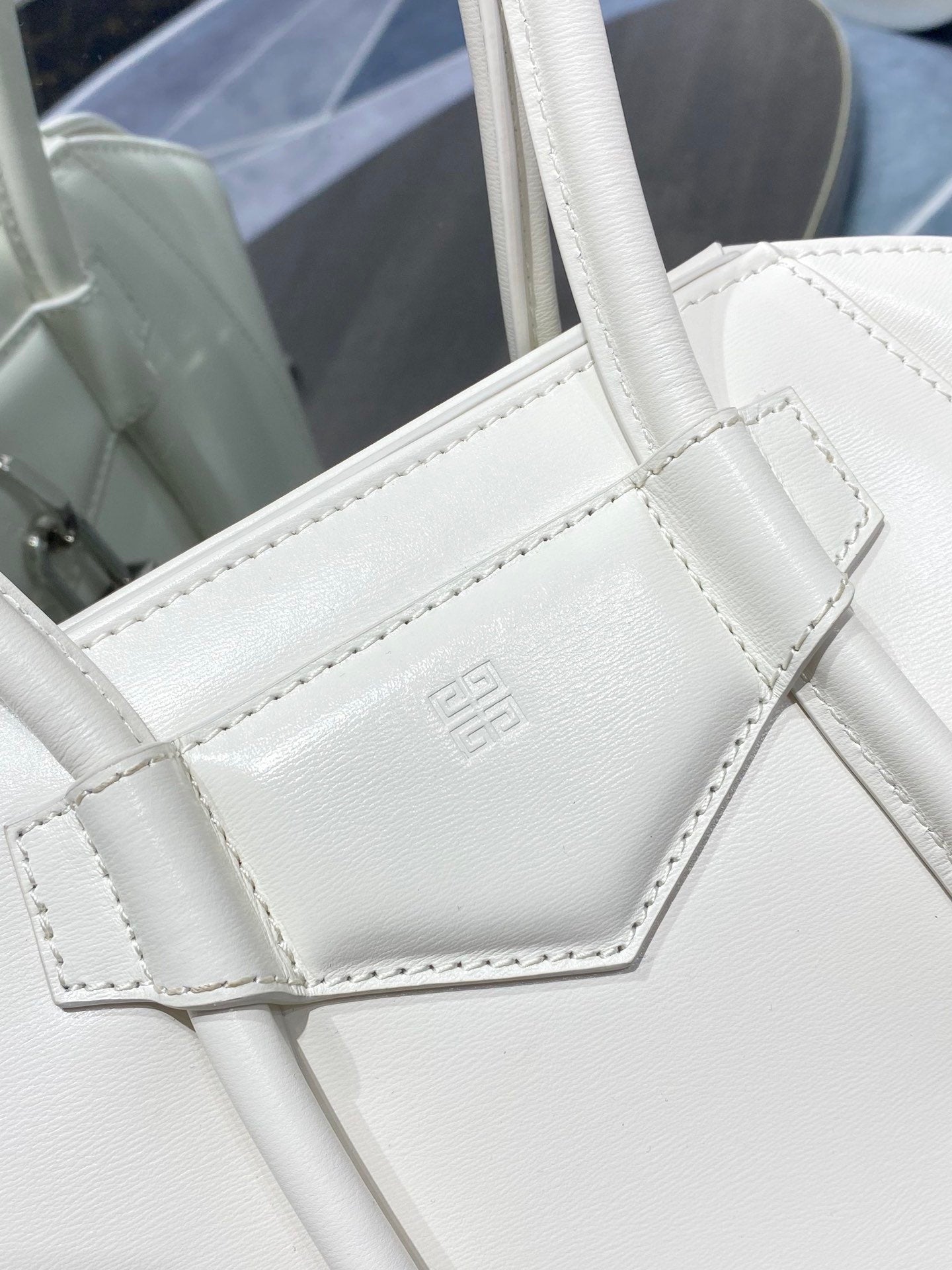 gv Mini Antigona Lock Bag Ivory For Women, Handbags, Shoulder Bags 8.7in/22cm GVC GLAMI50J0B16S-105
