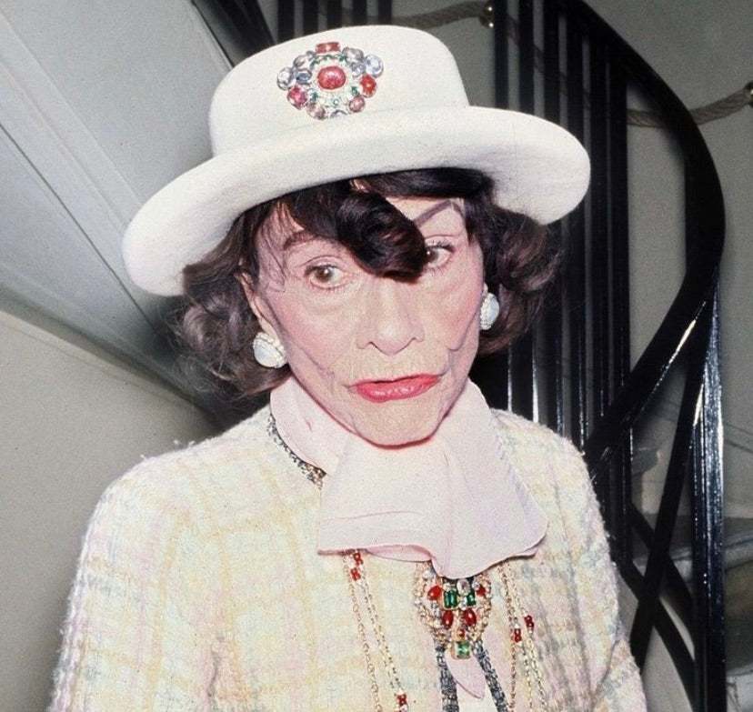 Broche en pâte de verre Chanel
