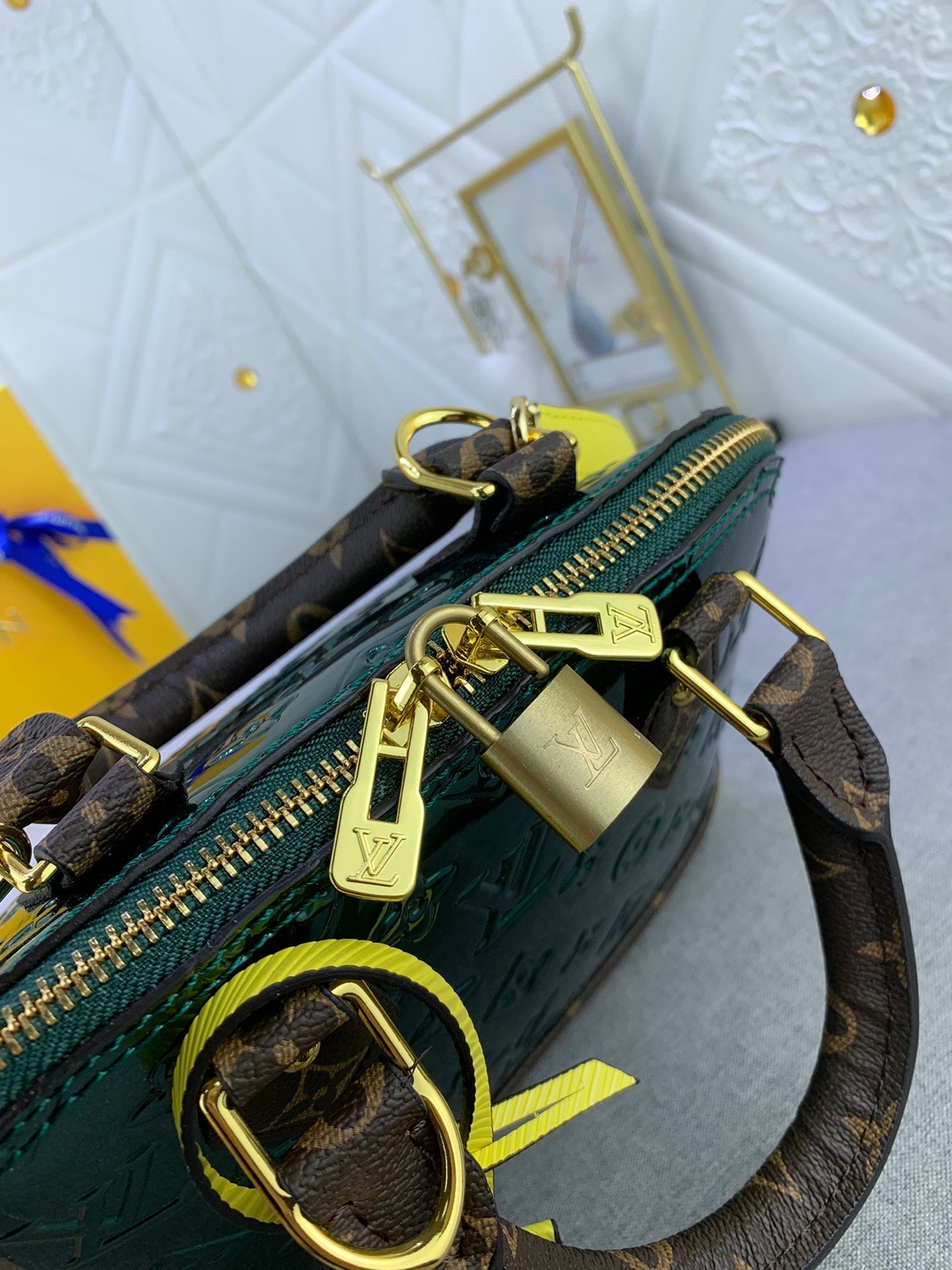 EN - Luxury Bags LUV 834