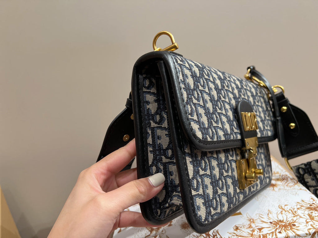 EN - Luxury Bags DIR 364
