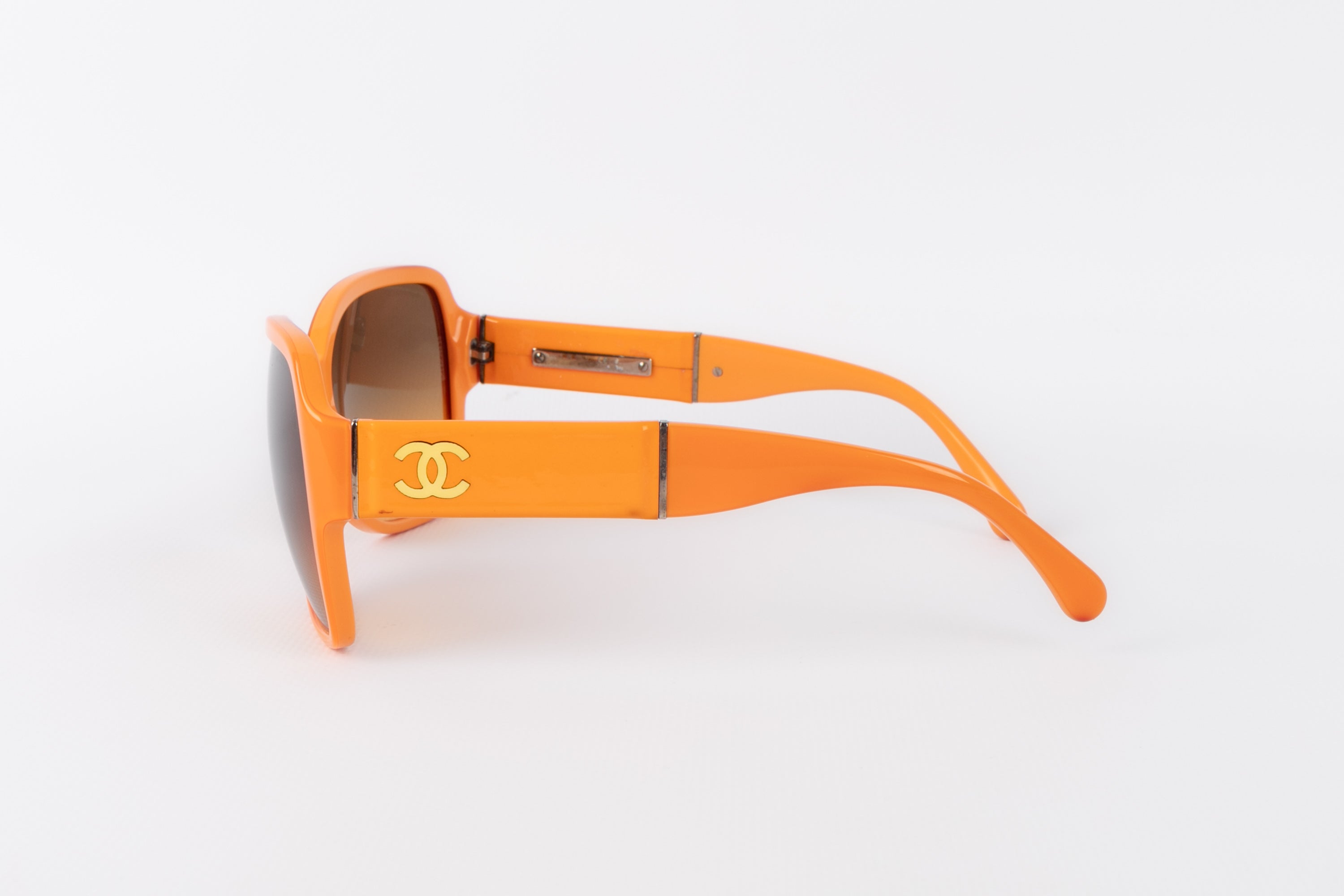Lunettes de soleil oranges Chanel