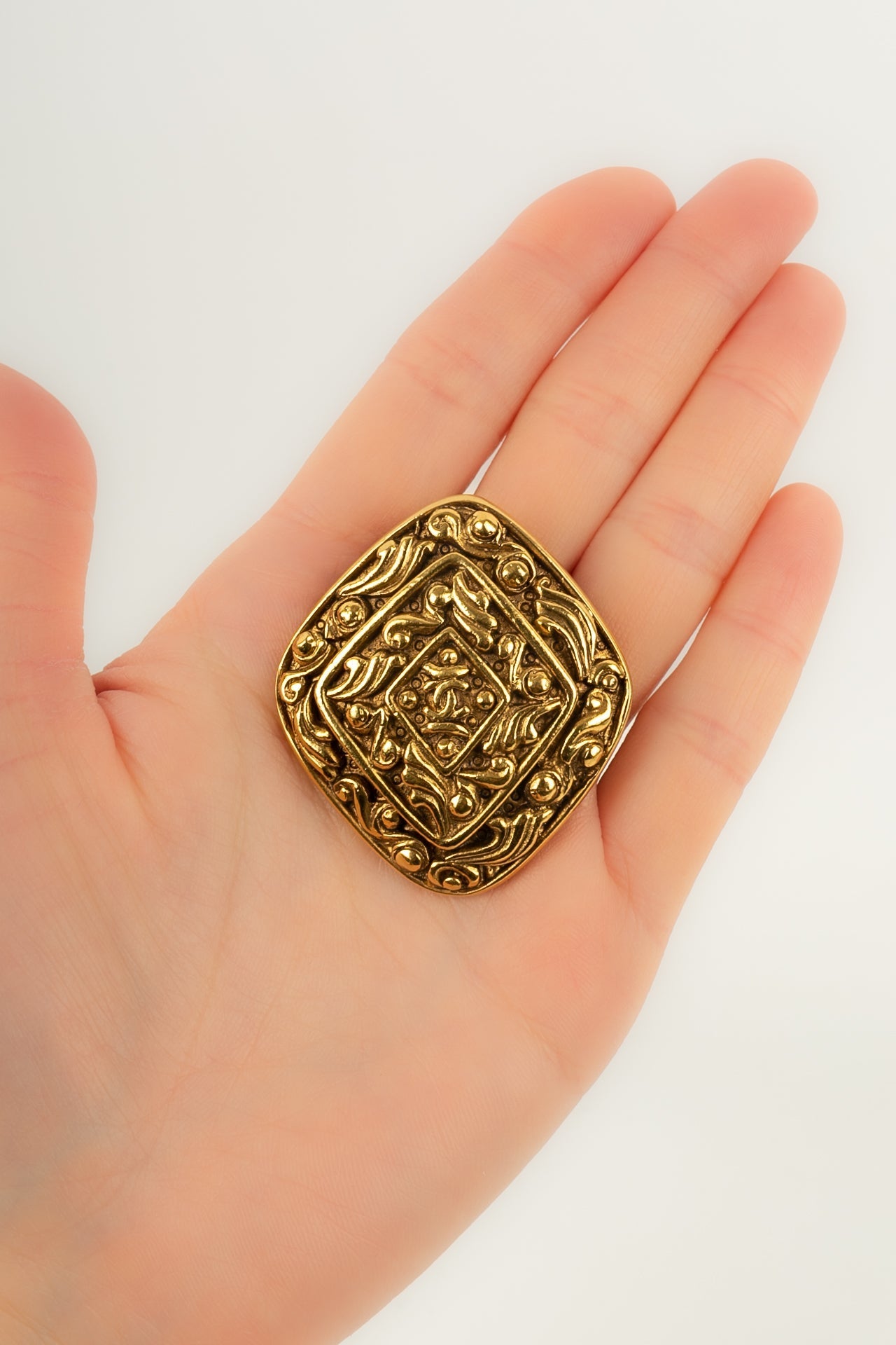 Broche dorée Chanel