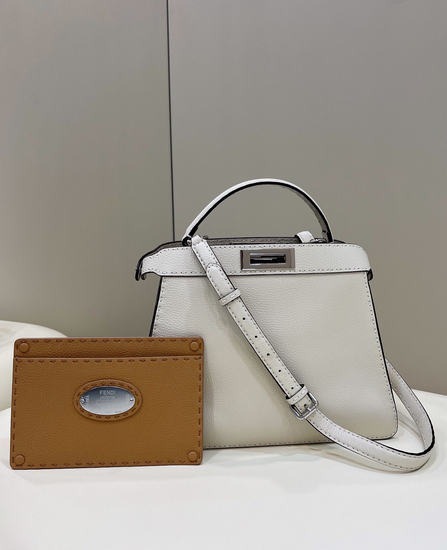 FI GlamI ISeeU MeGLAMIum White For Women, Handbags, Shoulder Bags 13.1in/33.5cm FF