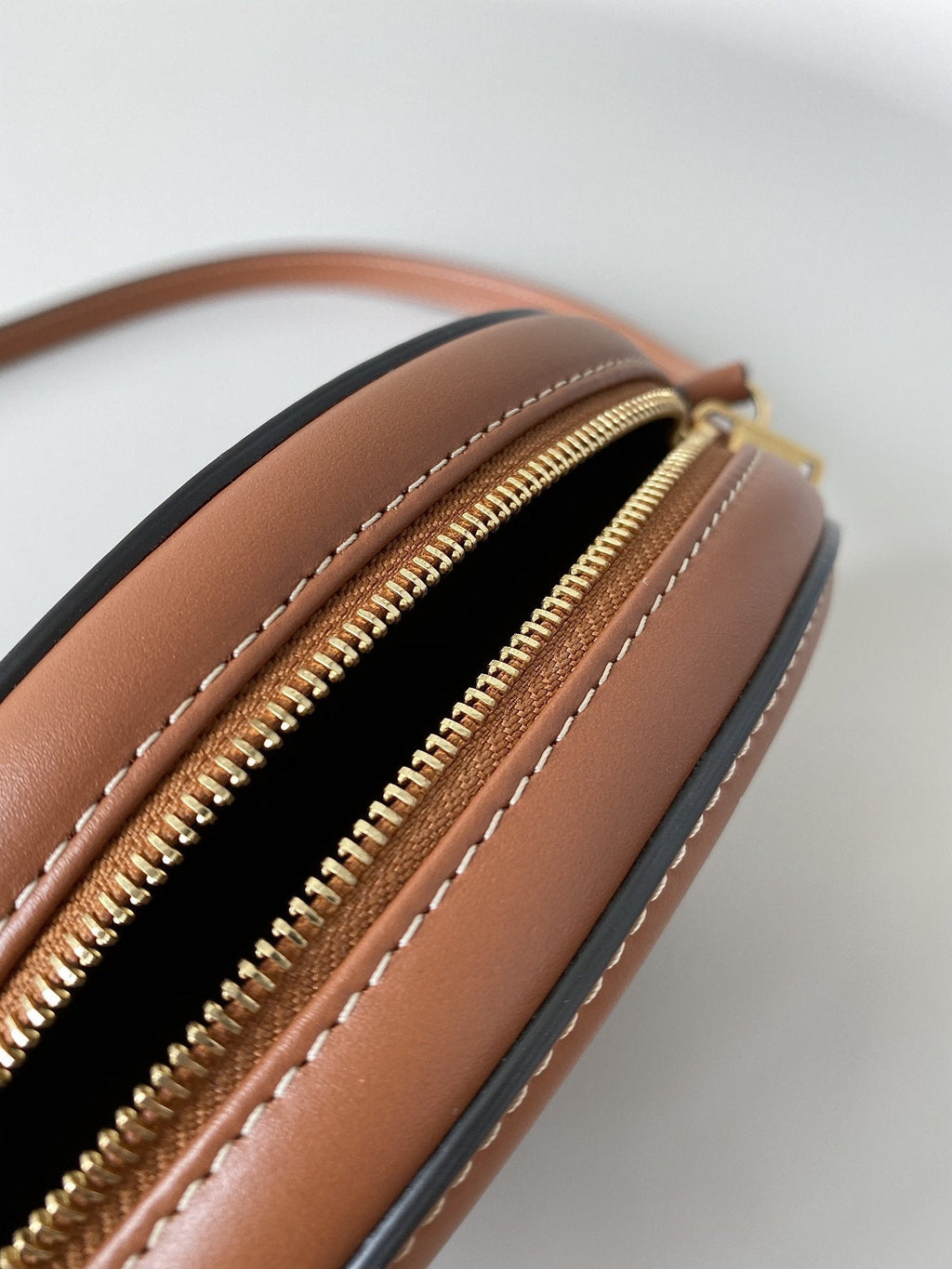GLAMI Crossbody Oval Purse Cuir Triomphe Brown For Women 6in/16cm 10I703DPQ.04LU