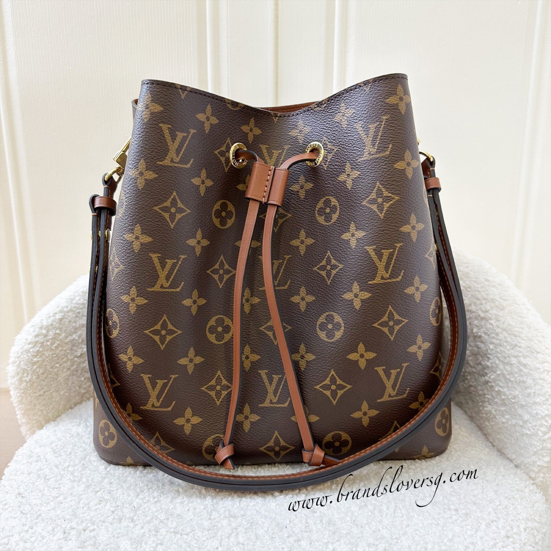 LV Neonoe MM in Monogram Canvas, Caramel Strap and GHW