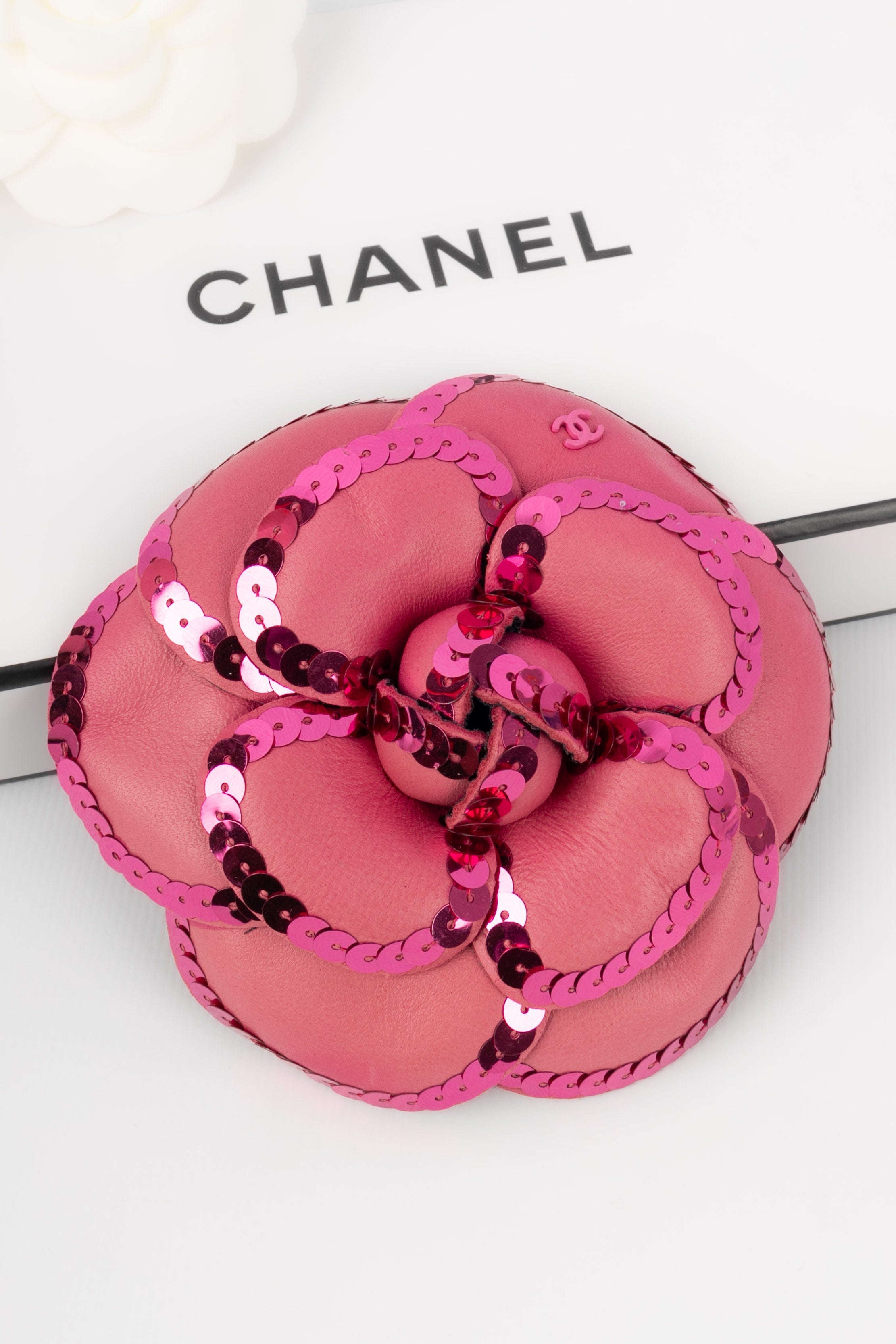 Broche camÃƒÆ’Ã‚Â©lia en cuir Chanel