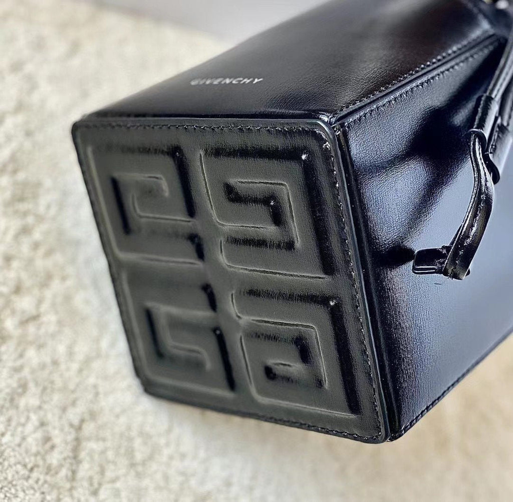 gv Mini Cut Out Bucket Bag Black For Women, Handbags, Shoulder Bags 6.3in/16cm GVC GLAMI50NRB1GV-001