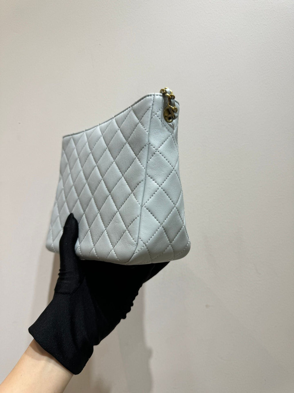 Preloved Chanel hobo chip baby blue 108739