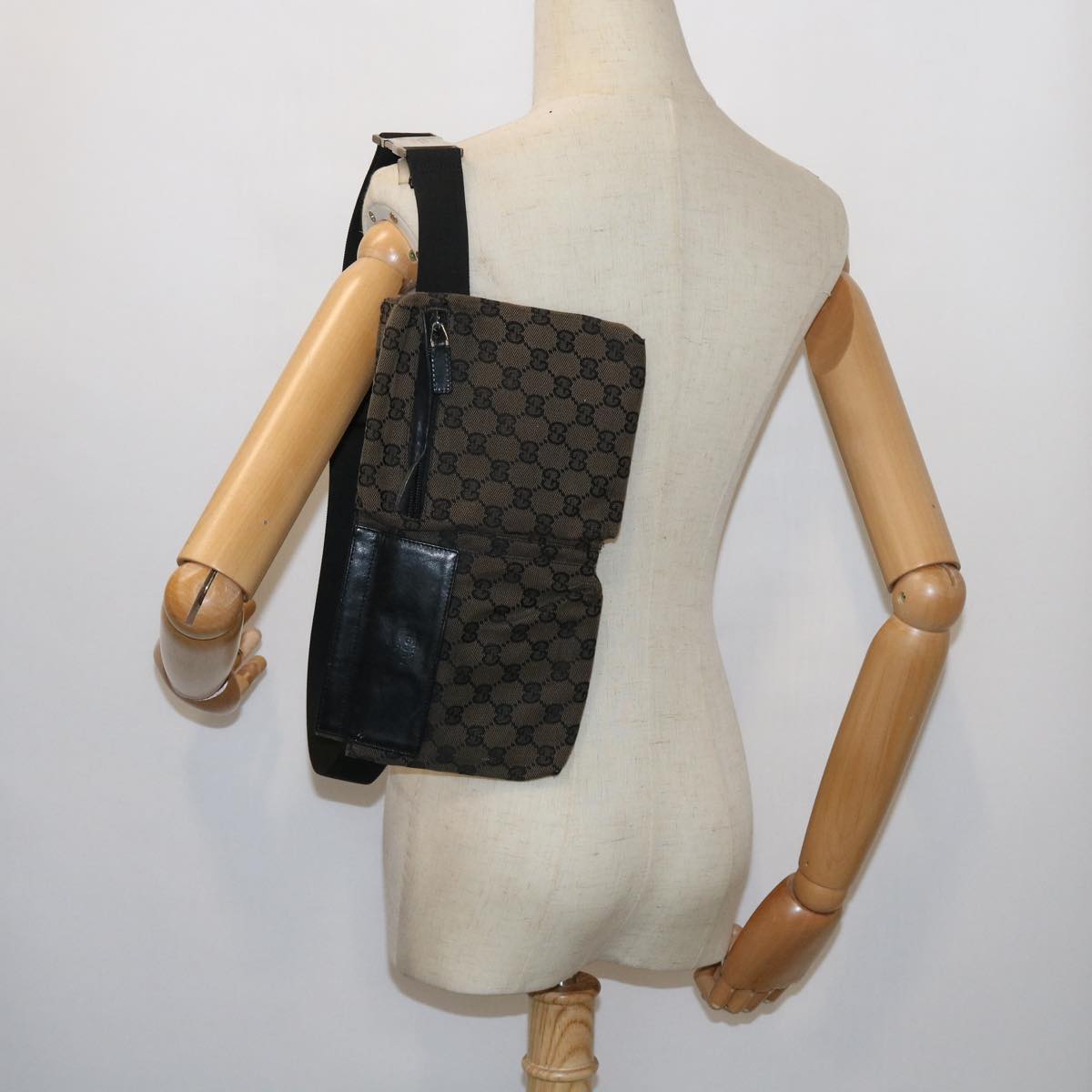 GUCCI GG Canvas Waist bag Brown 018 1621 ep1967