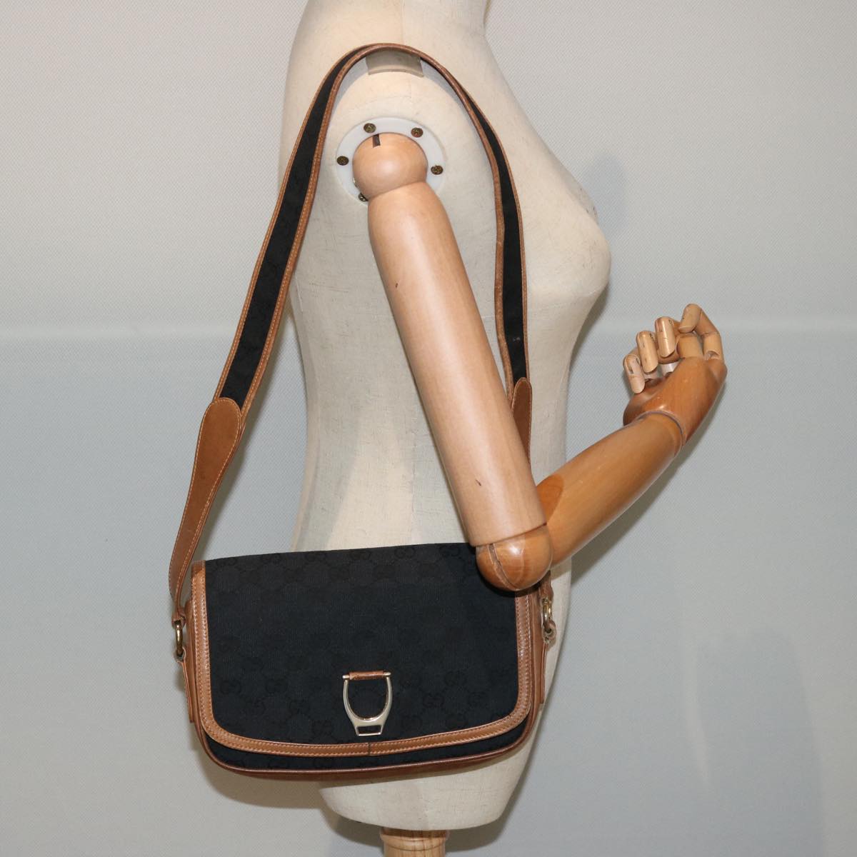 GUCCI GG Canvas Shoulder Bag Black ep4110