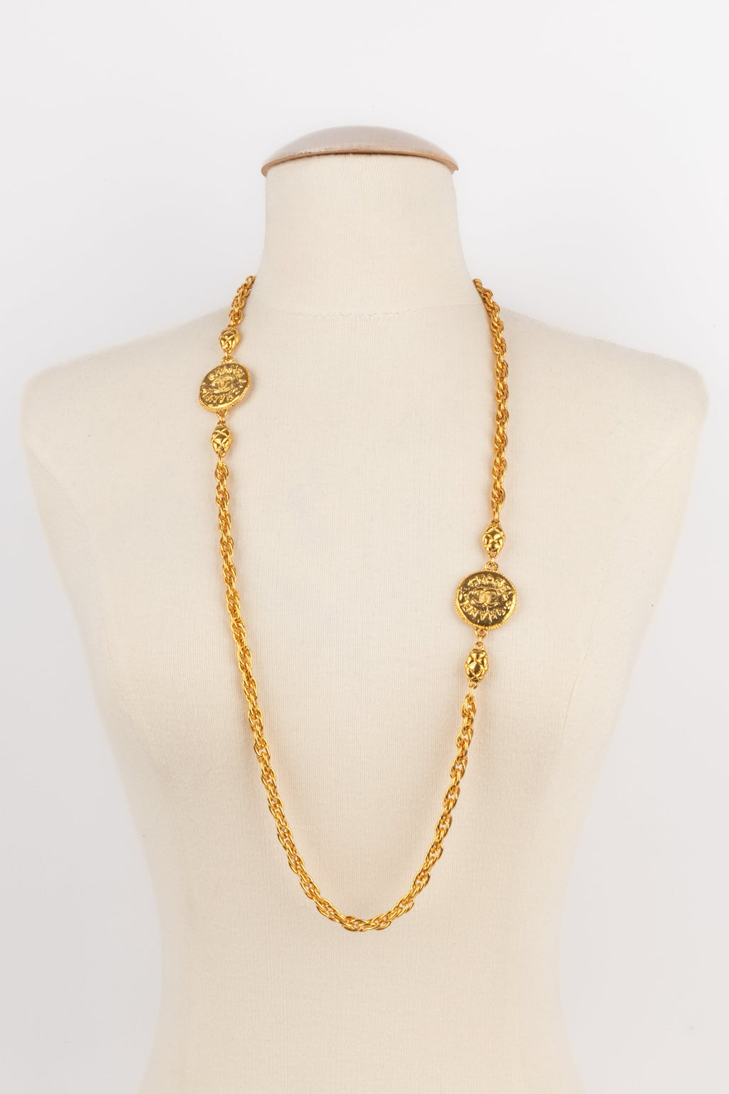Collier doré Chanel
