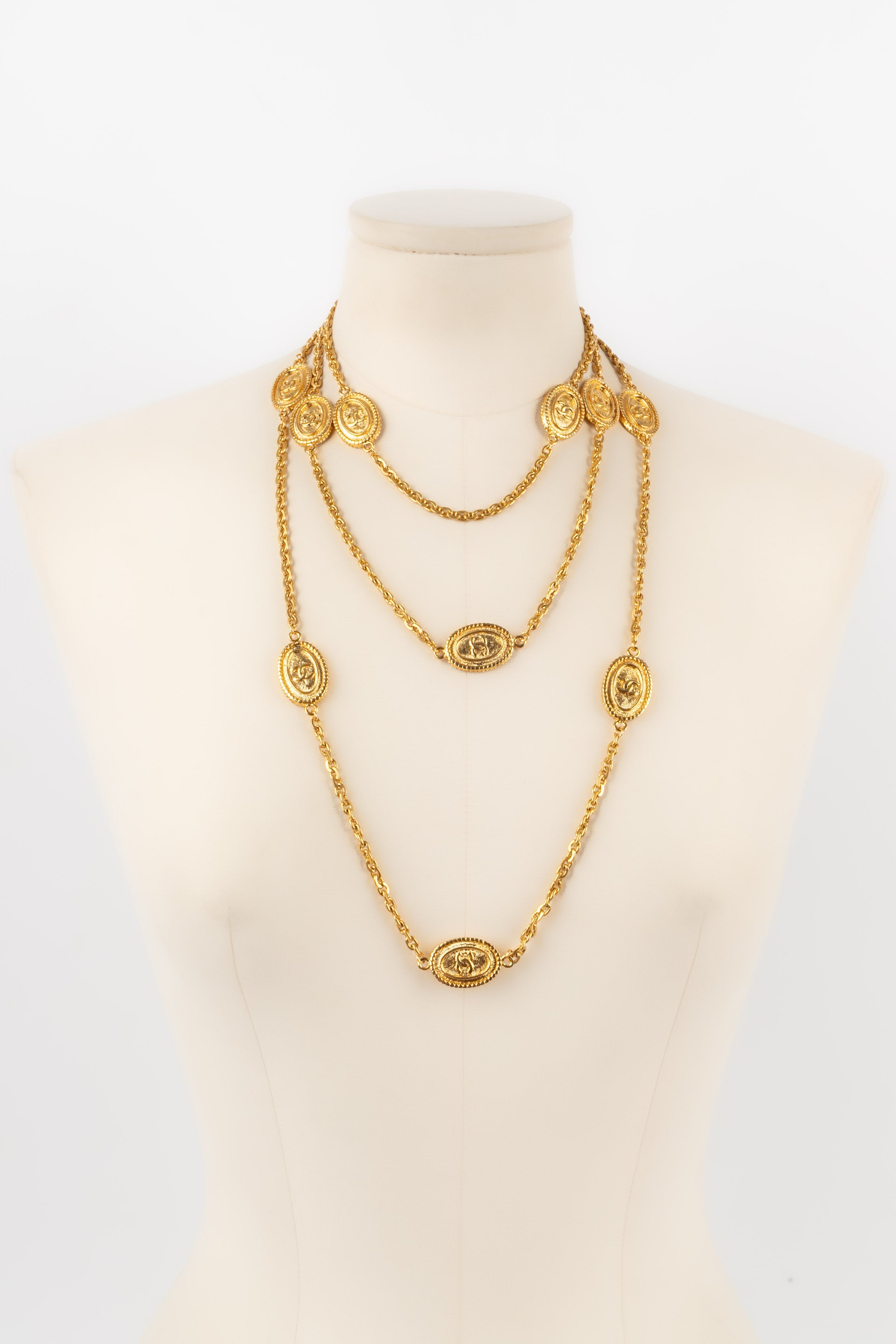 Collier / Sautoir en mÃƒÆ’Ã‚Â©tal dorÃƒÆ’Ã‚Â© Chanel 1980's