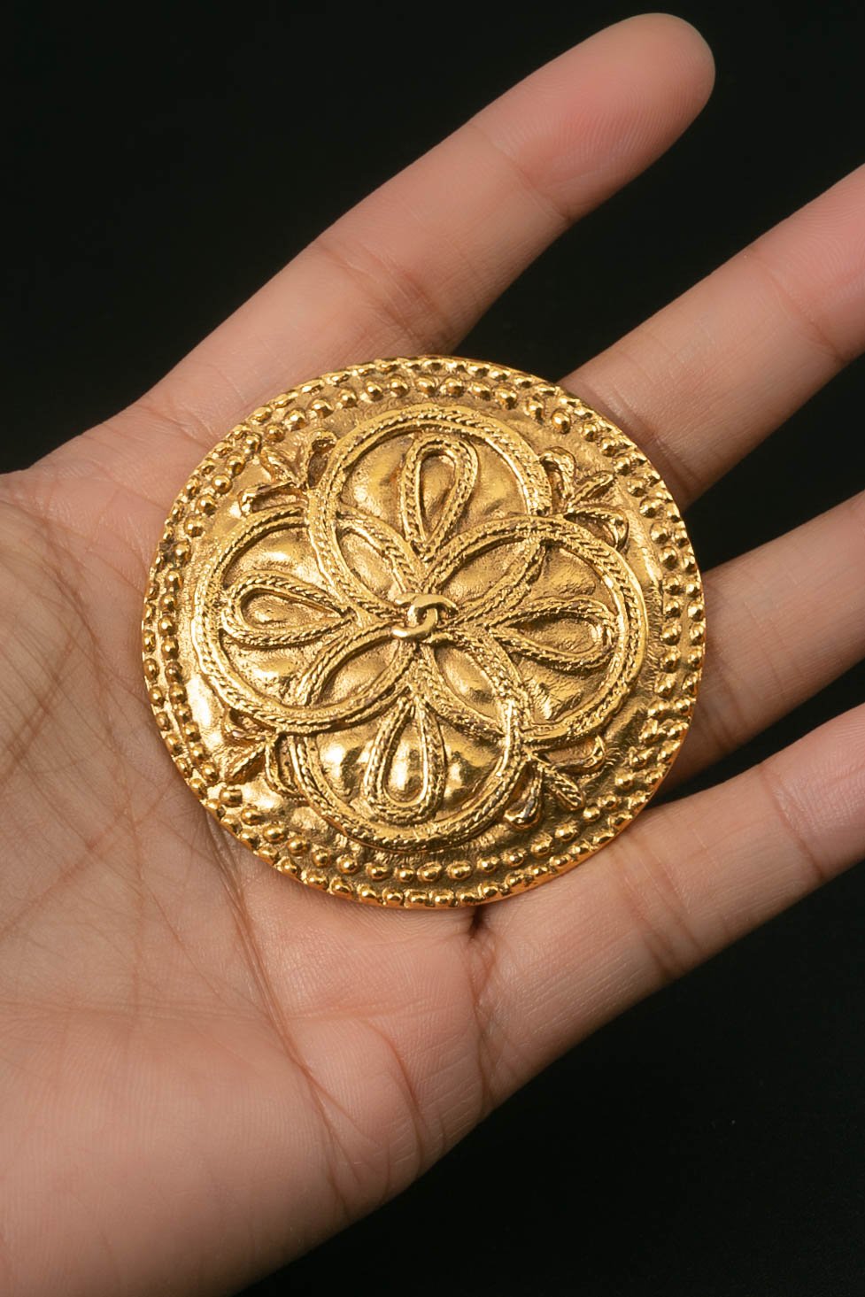 Broche en mÃƒÆ’Ã‚Â©tal dorÃƒÆ’Ã‚Â© Chanel