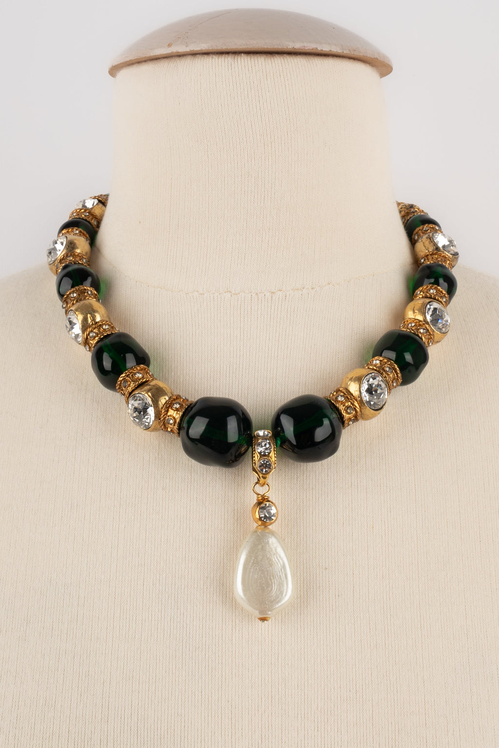 Collier court Chanel