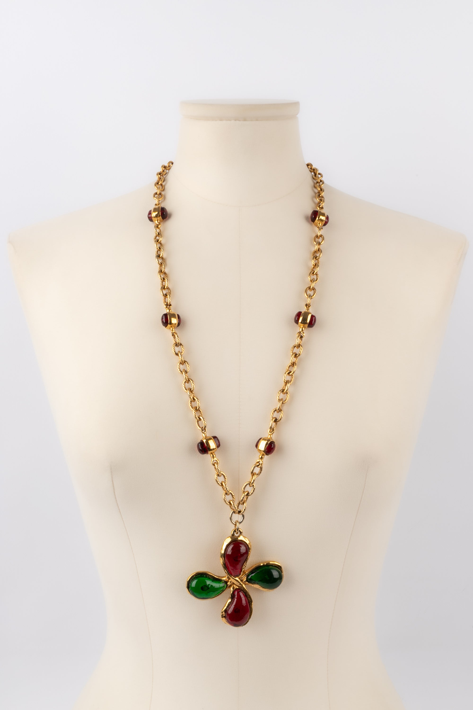 Collier en pâte de verre Chanel