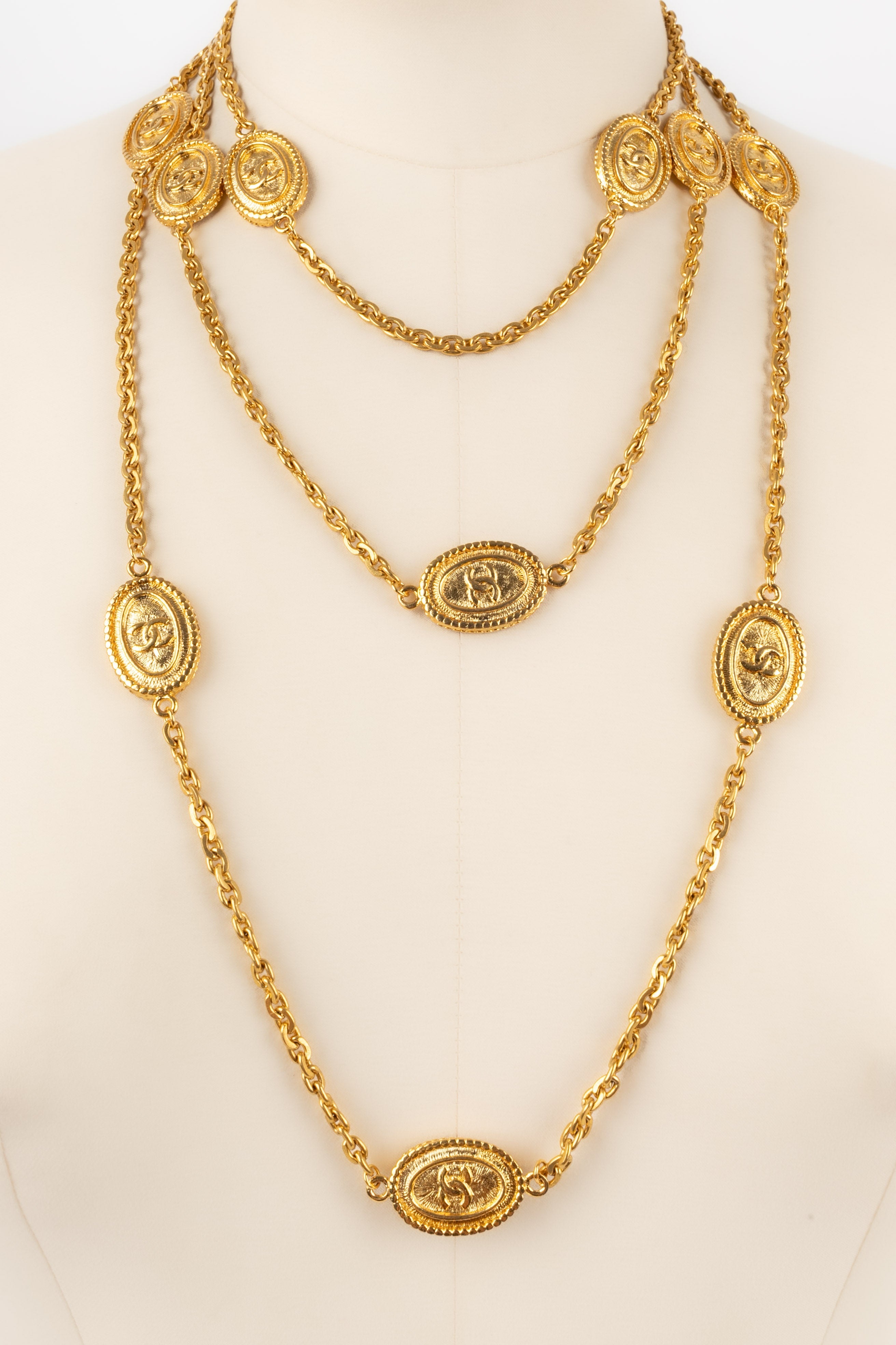 Collier / Sautoir en mÃƒÆ’Ã‚Â©tal dorÃƒÆ’Ã‚Â© Chanel 1980's
