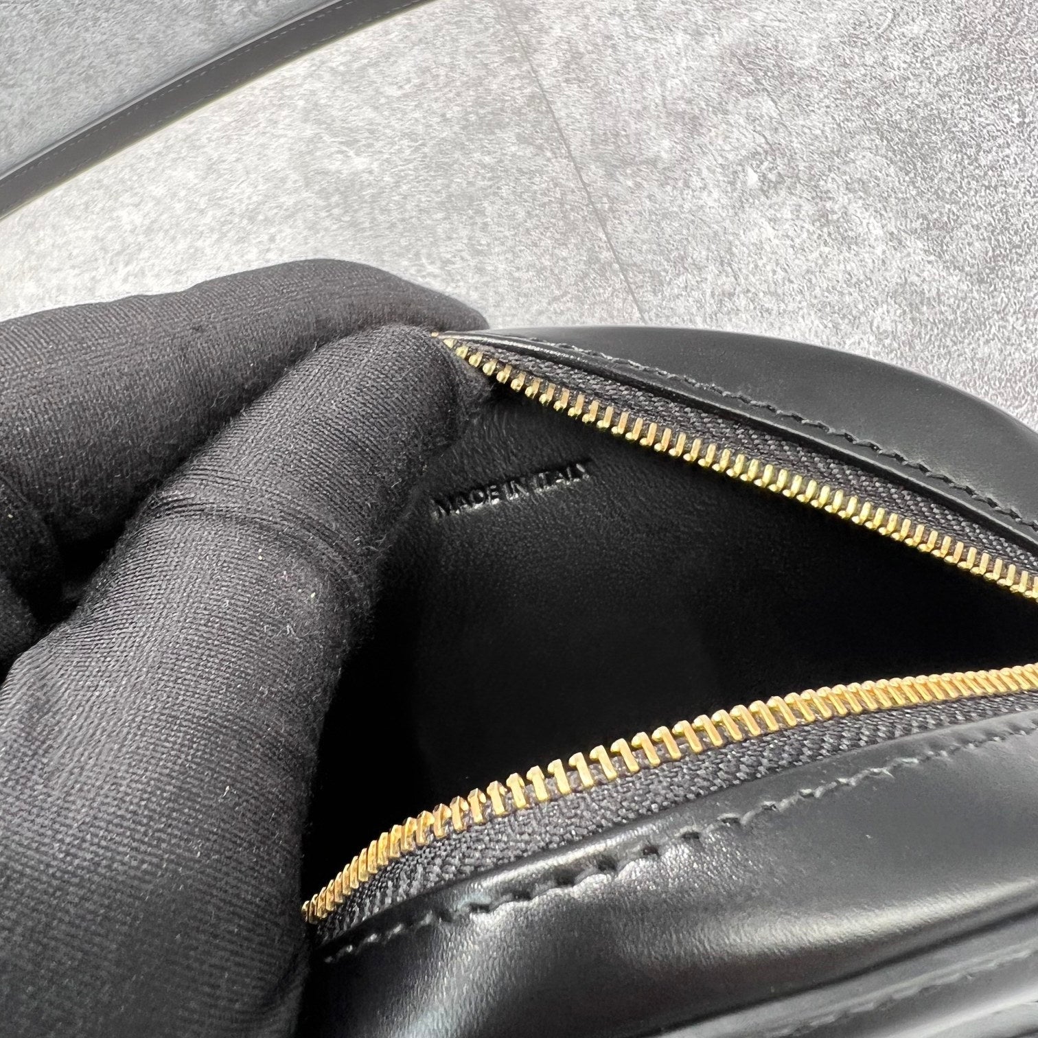 GLAMI Crossbody Oval Purse Cuir Triomphe Black For Women 6in/16cm 10I703DPQ.38NO