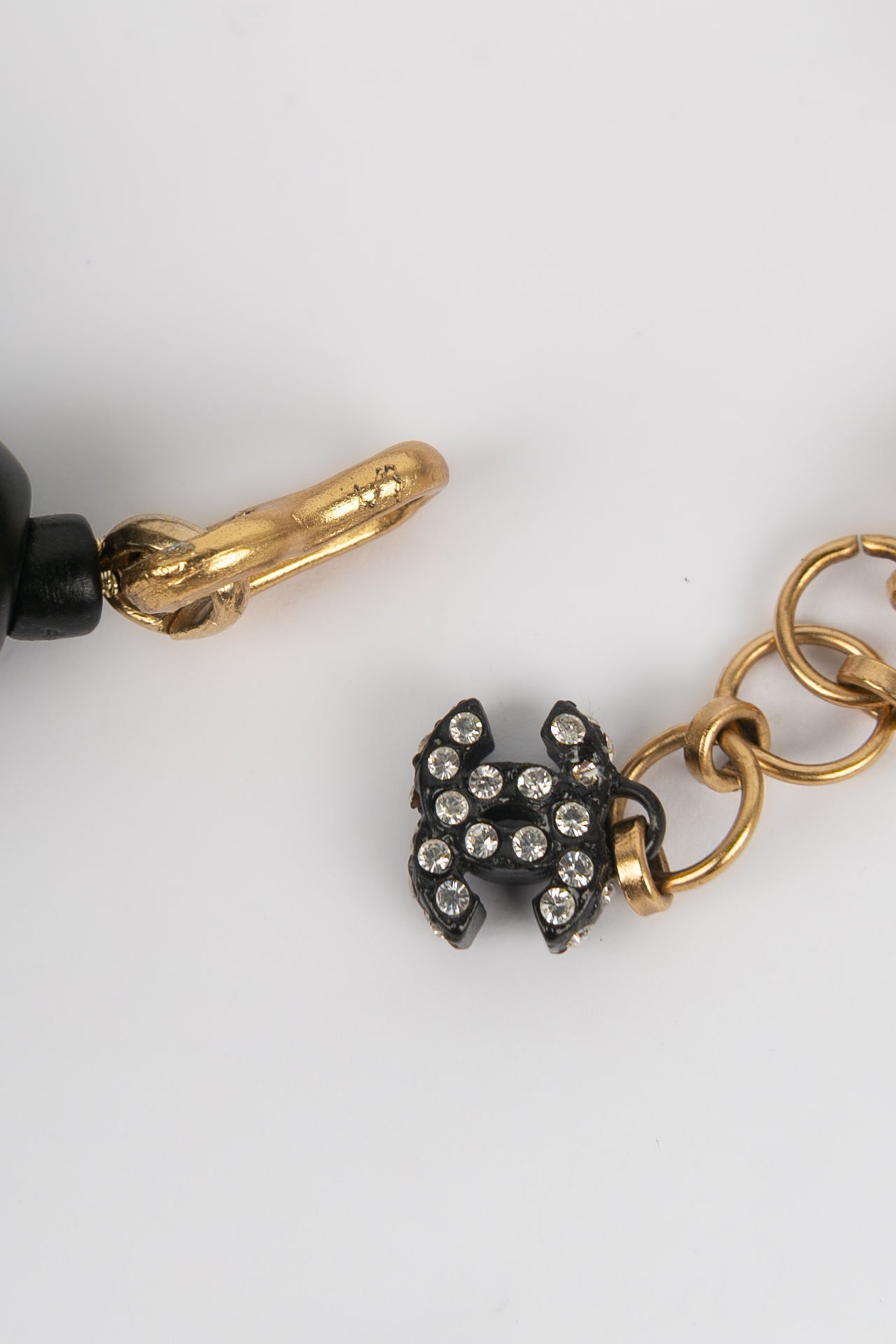 Collier noir Chanel