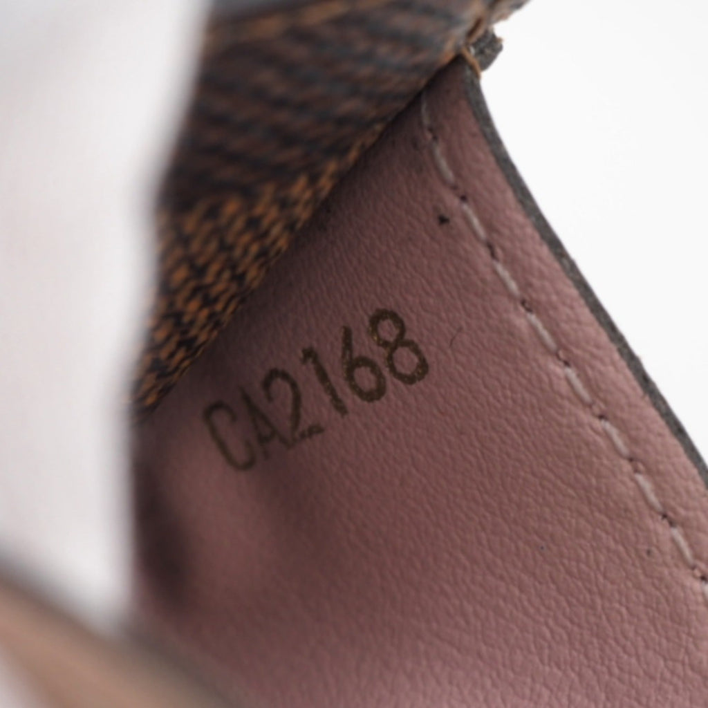 Louis Vuitton  Leather Wallet  ()