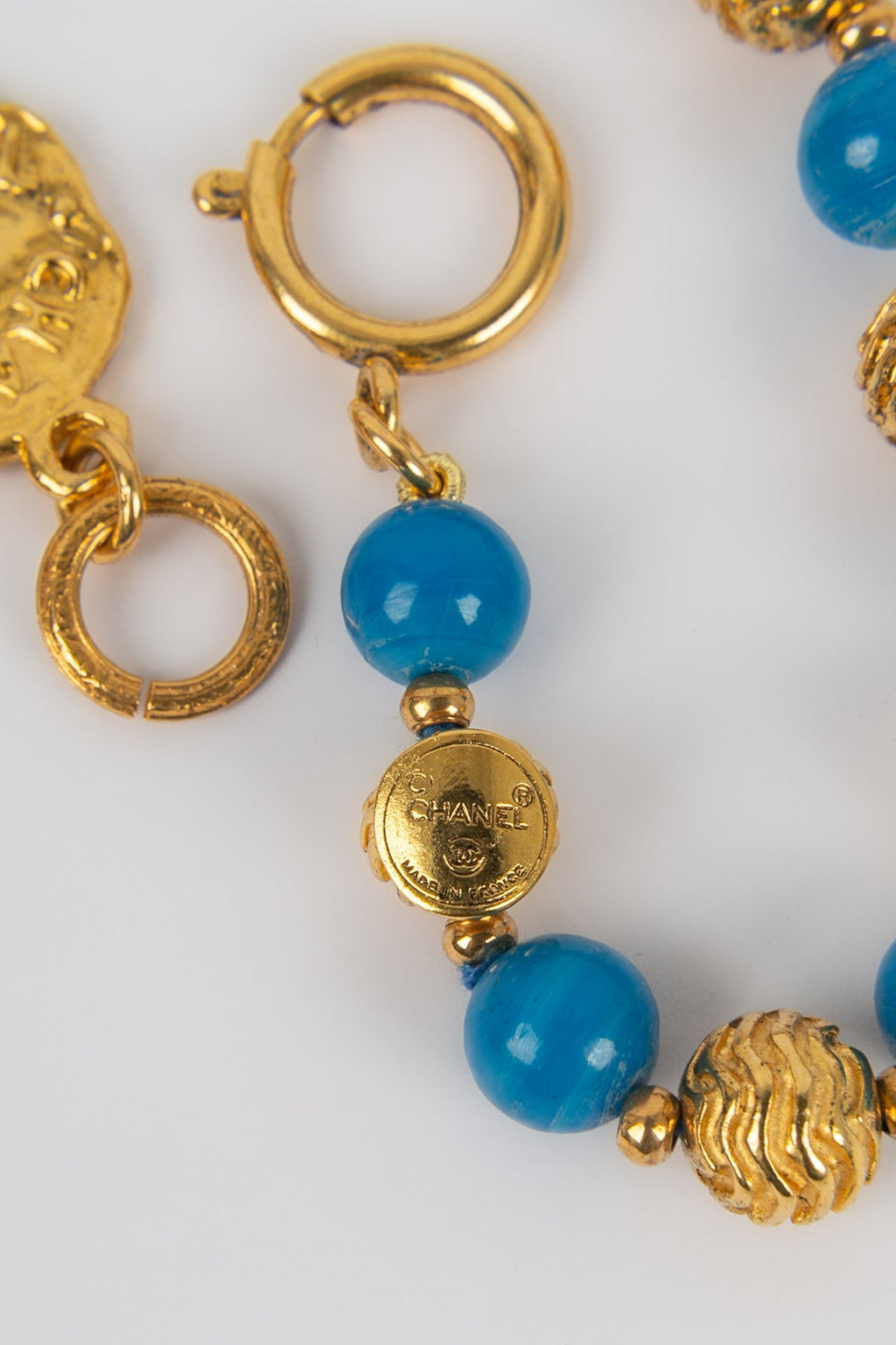 Collier bleu Chanel
