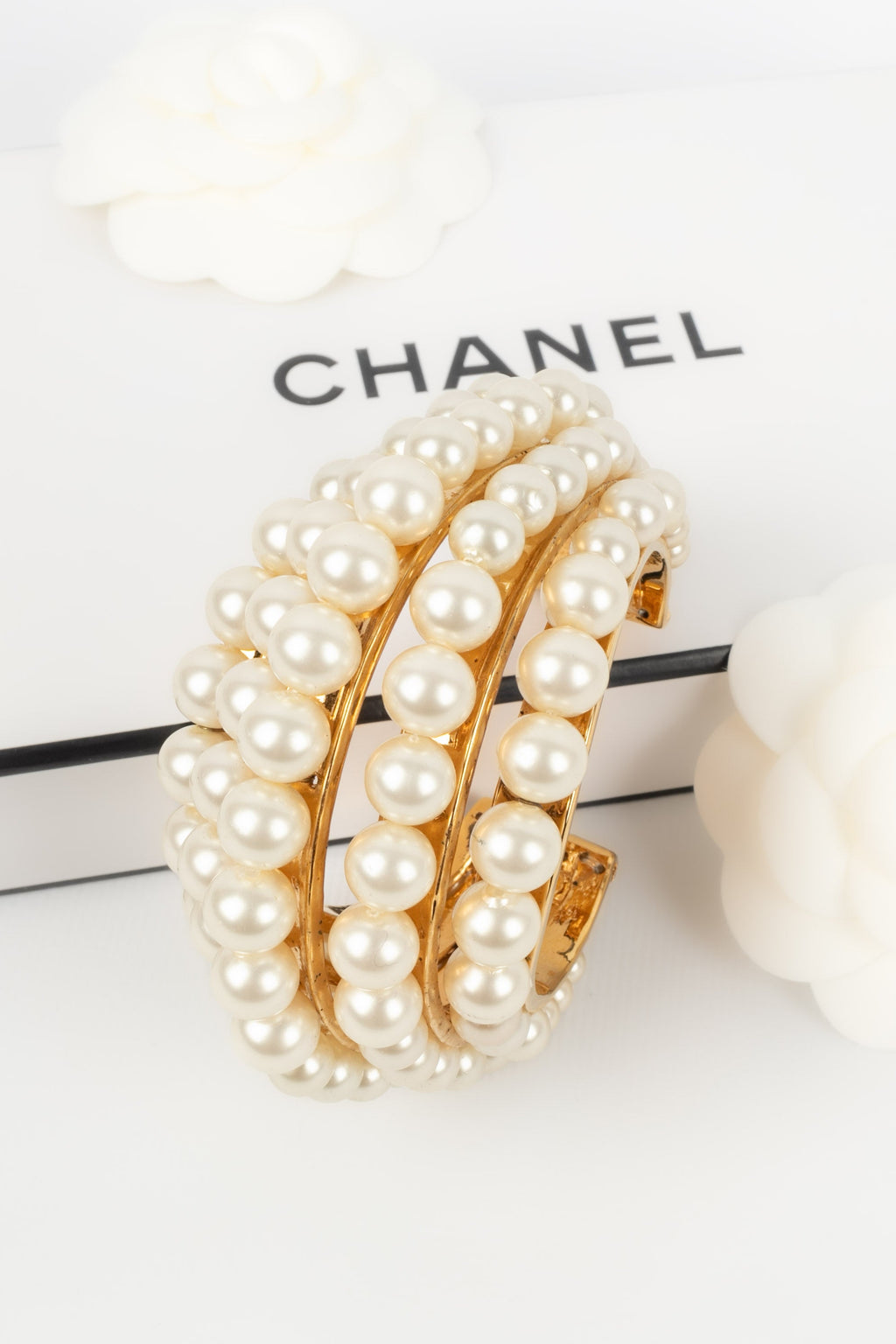 Bracelet manchette de perles nacrÃƒÆ’Ã‚Â©es Chanel