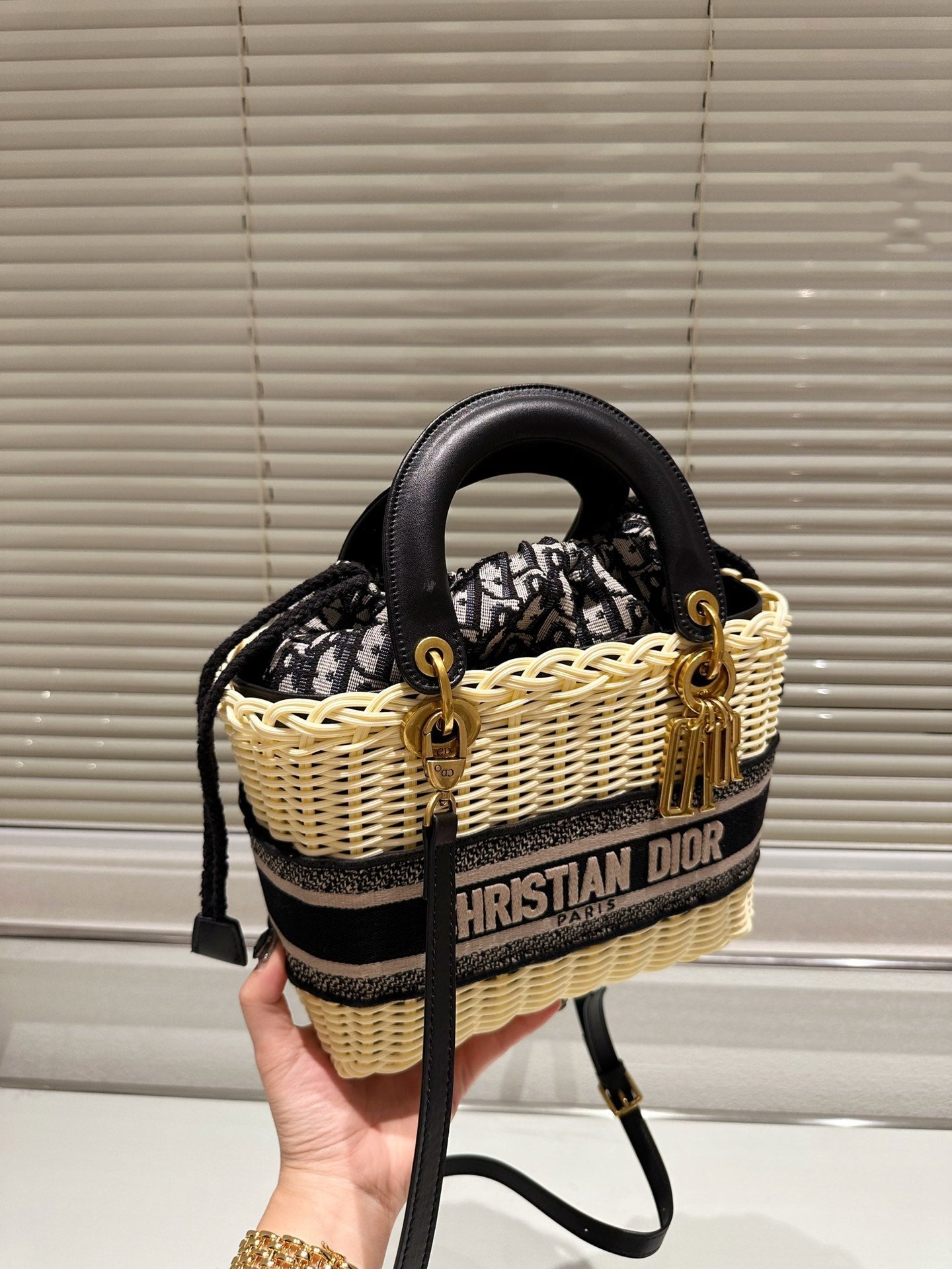 EN - Luxury Bags DIR 374