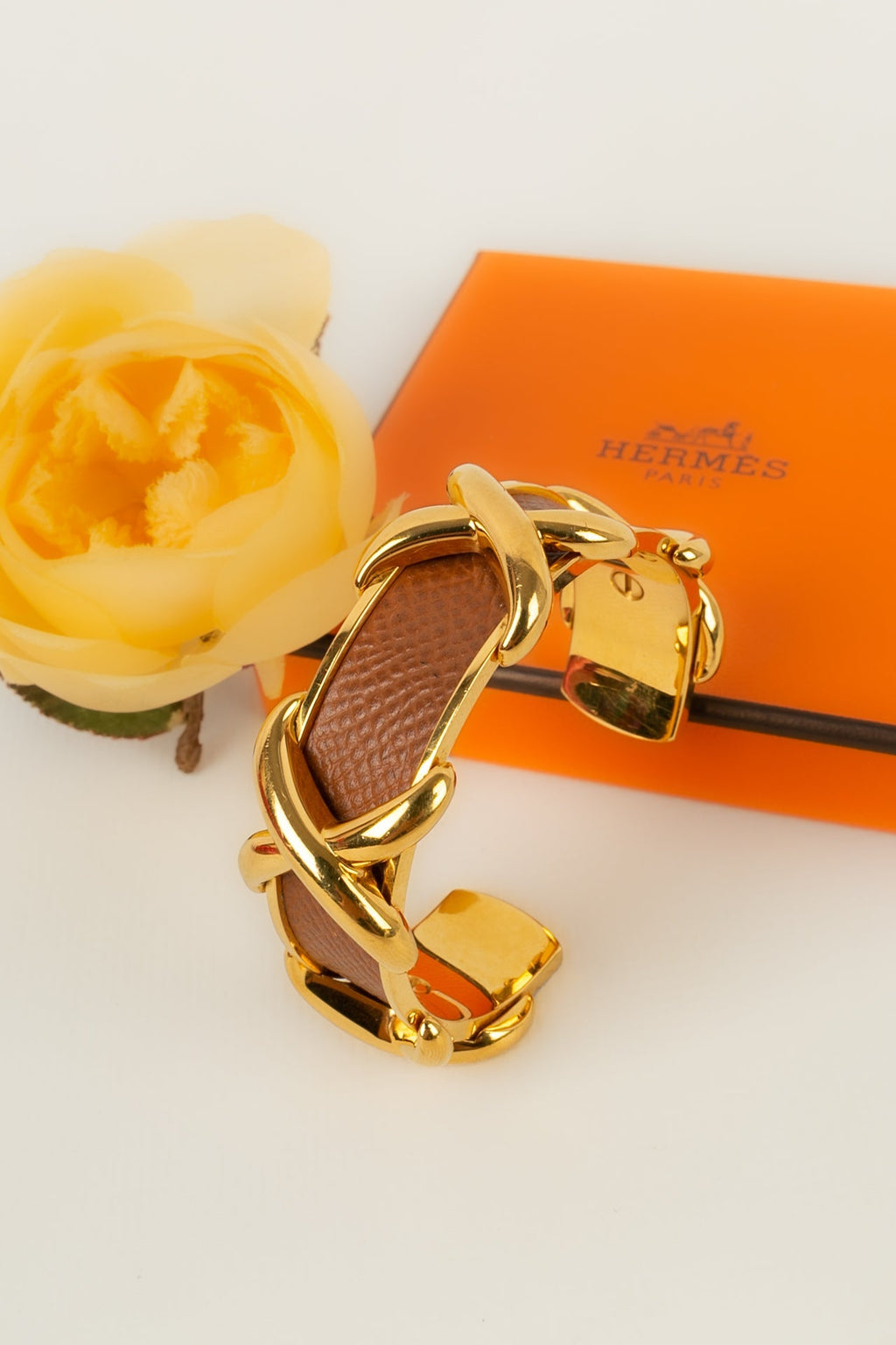 Bracelet en mÃƒÆ’Ã‚Â©tal dorÃƒÆ’Ã‚Â© et cuir HermÃƒÆ’Ã‚Â¨s