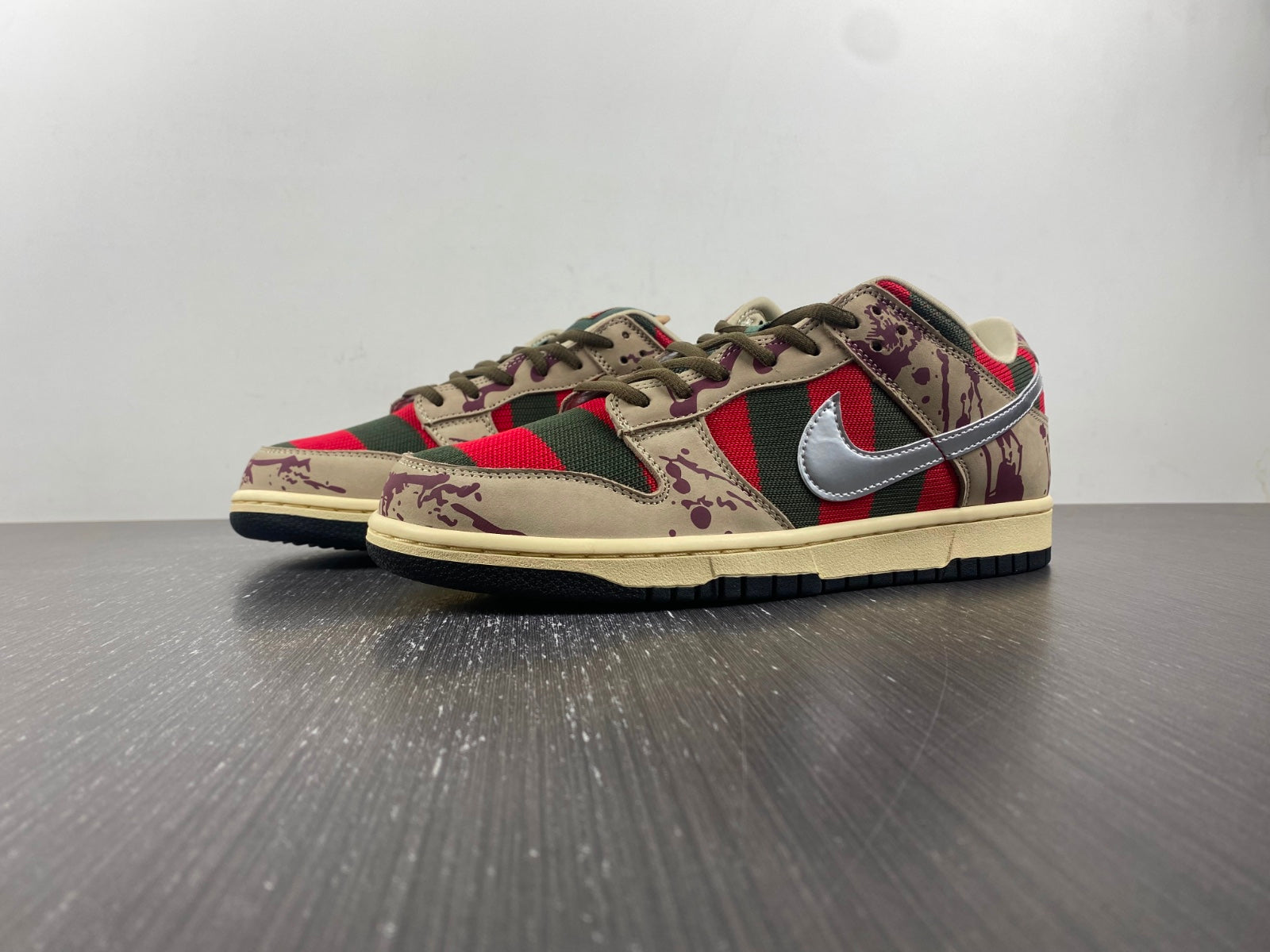 Designer SB Dunk Low Ã¢â‚¬Å“Freddy KruegerÃ¢â‚¬Â