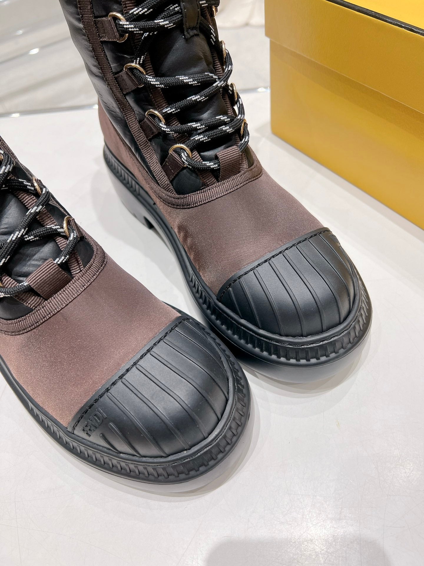 Luxury Shoes - FED - 240